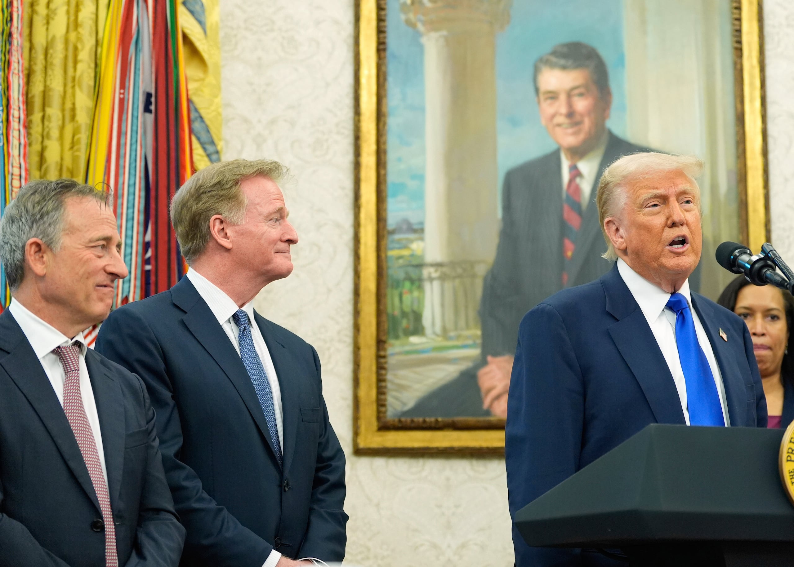 El Presidente Donald Trump habla mientras Josh Harris, propietario de los Commanders de Washington, a la izquierda, el Comisionado de la NFL Roger Goodell y la alcaldesa del Distrito de Columbia Muriel Bowser escuchan durante un evento en la Oficina Oval de la Casa Blanca, el 5 de mayo de 2025.