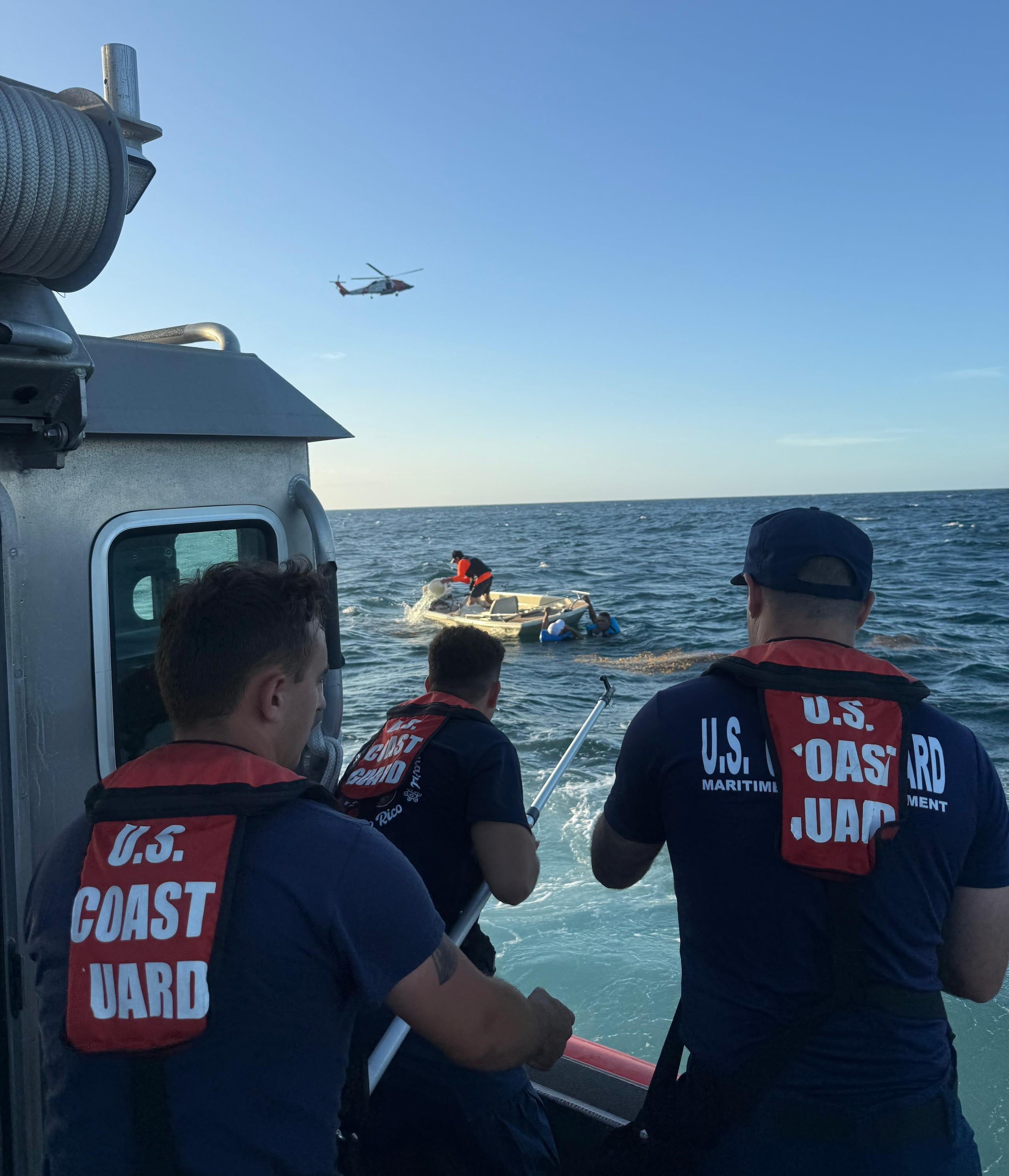 Según un comunicado de la Guardia Costera, a eso de las 5:50 p.m. se recibió una alerta del Sistema de Emergencias 9-1-1, indicando que una embarcación estaba hundiéndose y sus tres ocupantes se encontraban en el agua, todos con chalecos salvavidas.