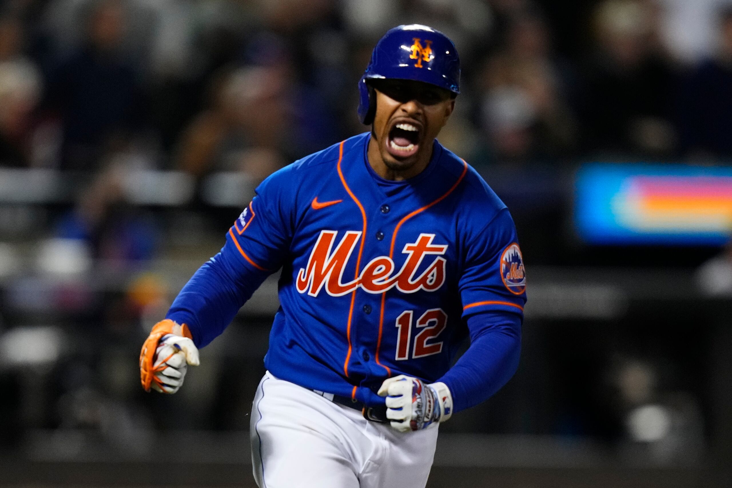 Francisco Lindor ya comenzó a trabajar en el gimnasio y en el campo.