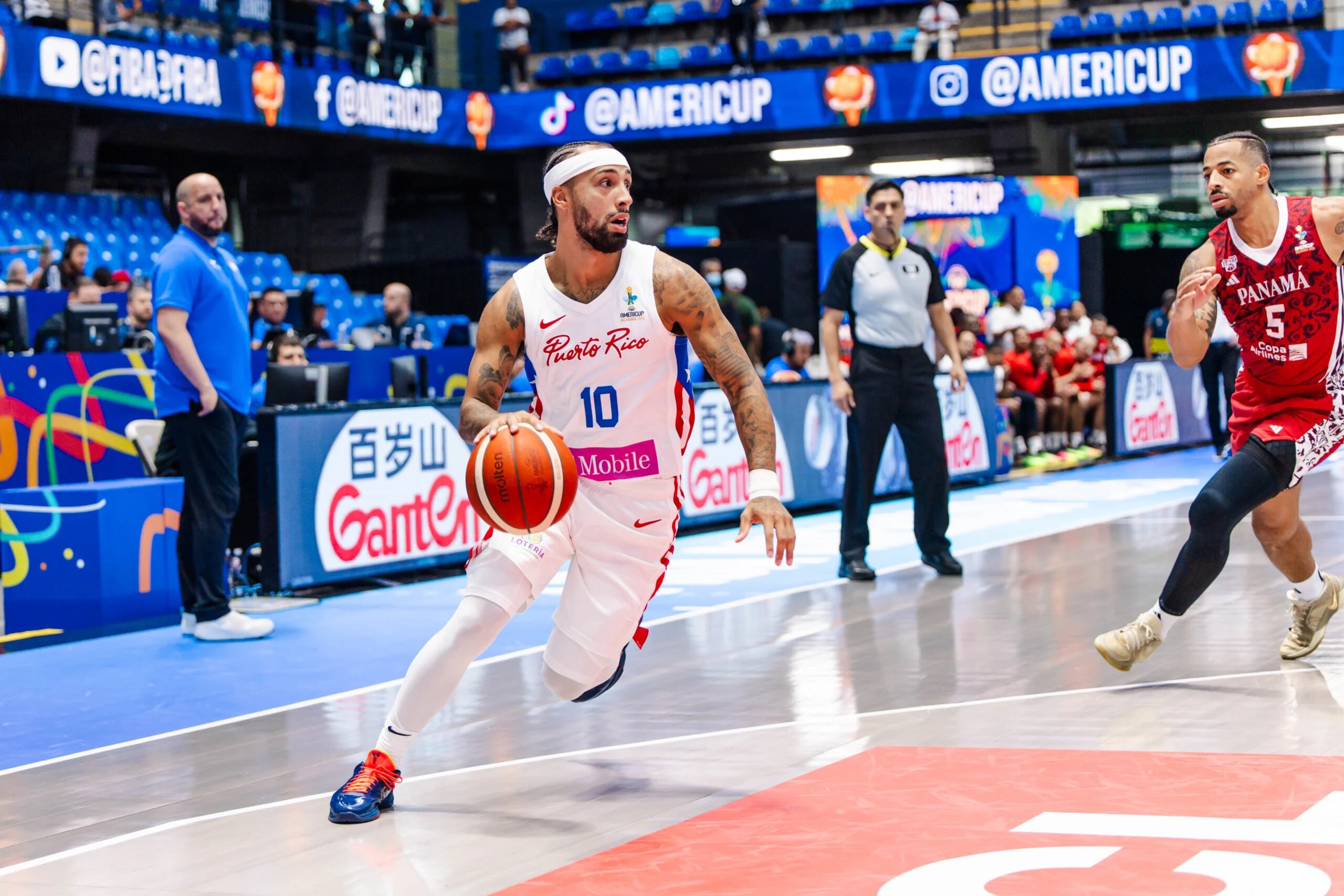 José Alvarado mueve el balón durante el partido entre Puerto Rico y Panamá para abrir el torneo AmeriCup en Nicaragua.