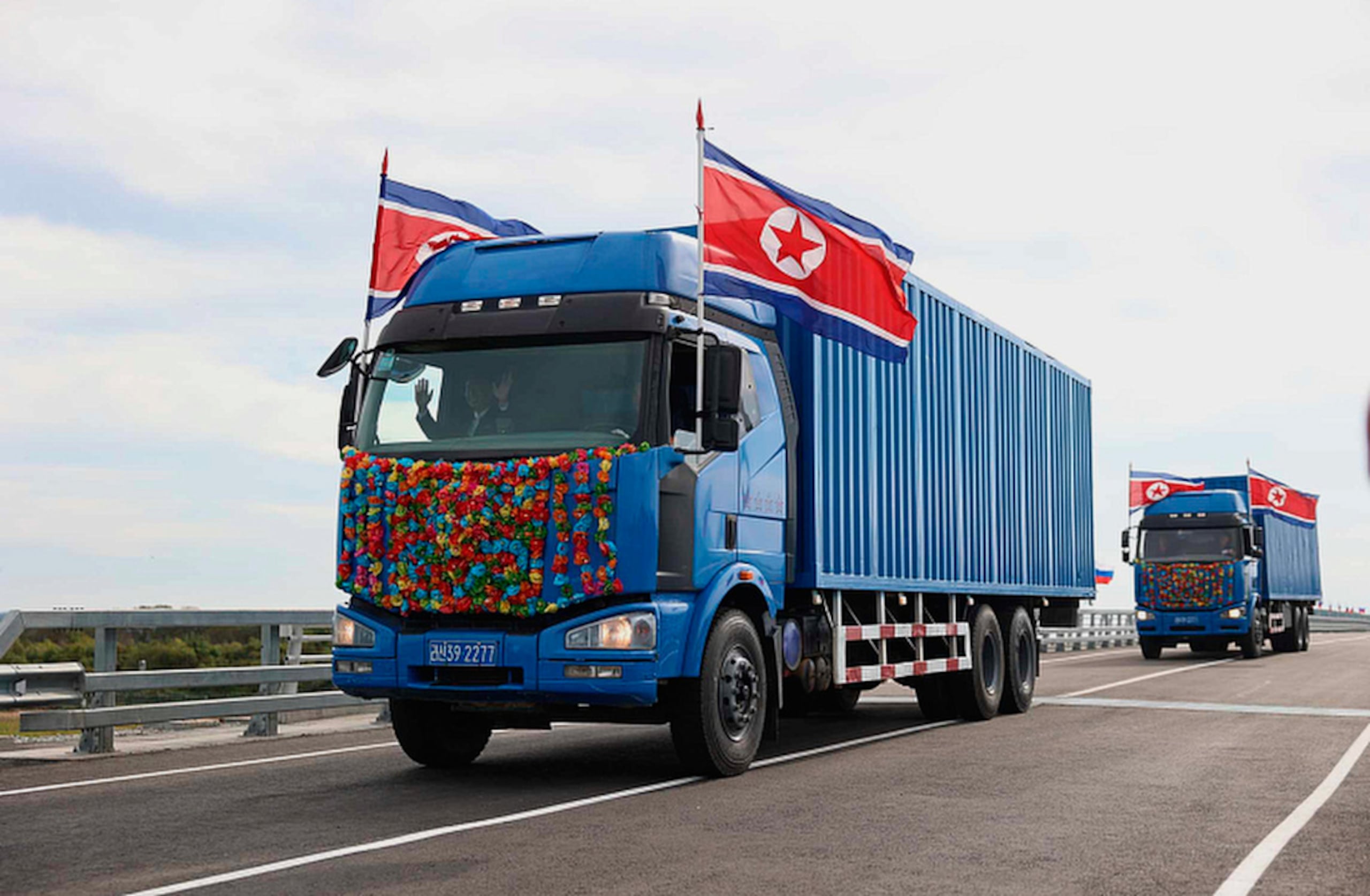 Camiones norcoreanos cruzan el nuevo puente entre Rusia y Corea del Norte, sobre el río Tumannaya en la región del Krai de Primorsky, Rusia.