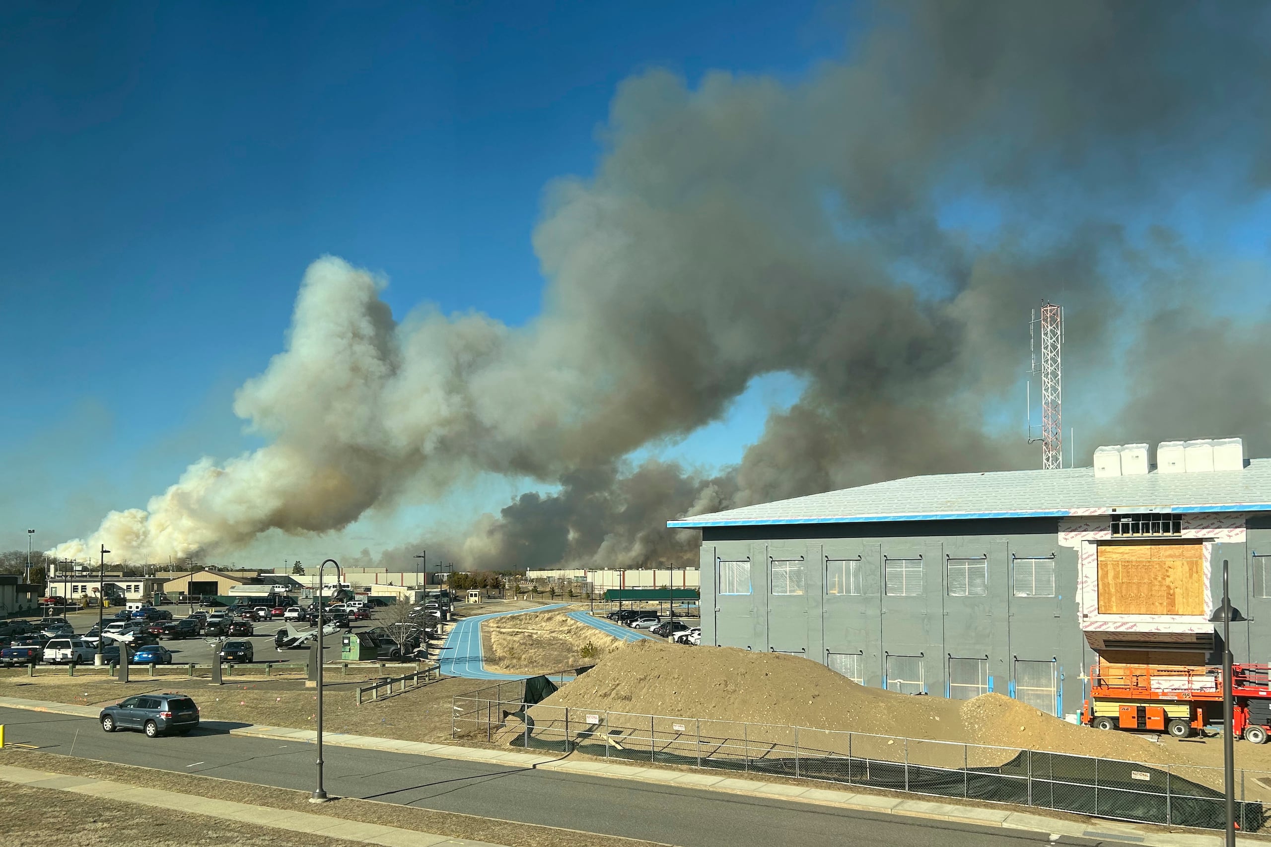 Esta foto proporcionada por la Guardia Nacional Aérea de Nueva York muestra el humo de los incendios en los Pine Barrens cerca de Sunrise Highway en Long Island, Nueva York, el sábado 8 de marzo de 2025. (Cheran Campbell/New York Air National Guard via AP)