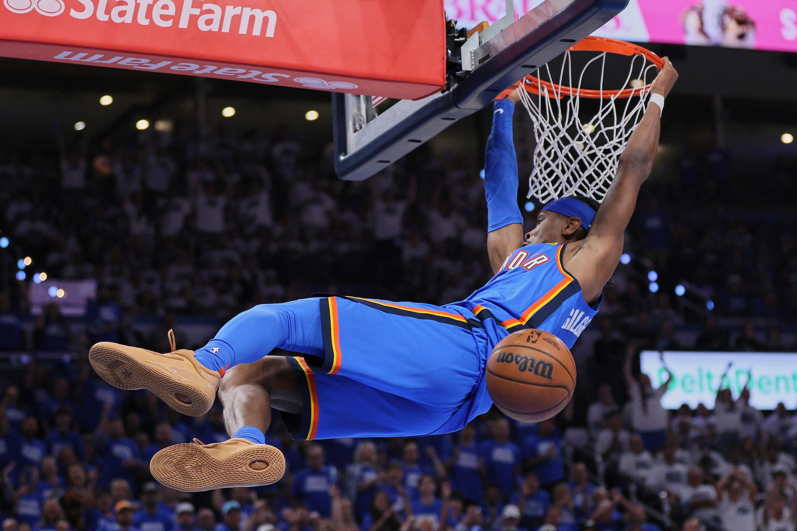Shai Gilgeous-Alexander, del Thunder de Oklahoma City, realiza una clavada en el quinto partido de la final de la Conferencia Oeste ante los Timberwolves de Minnesota, el miércoles 28 de mayo de 2025 (AP Foto/Nate Billings)