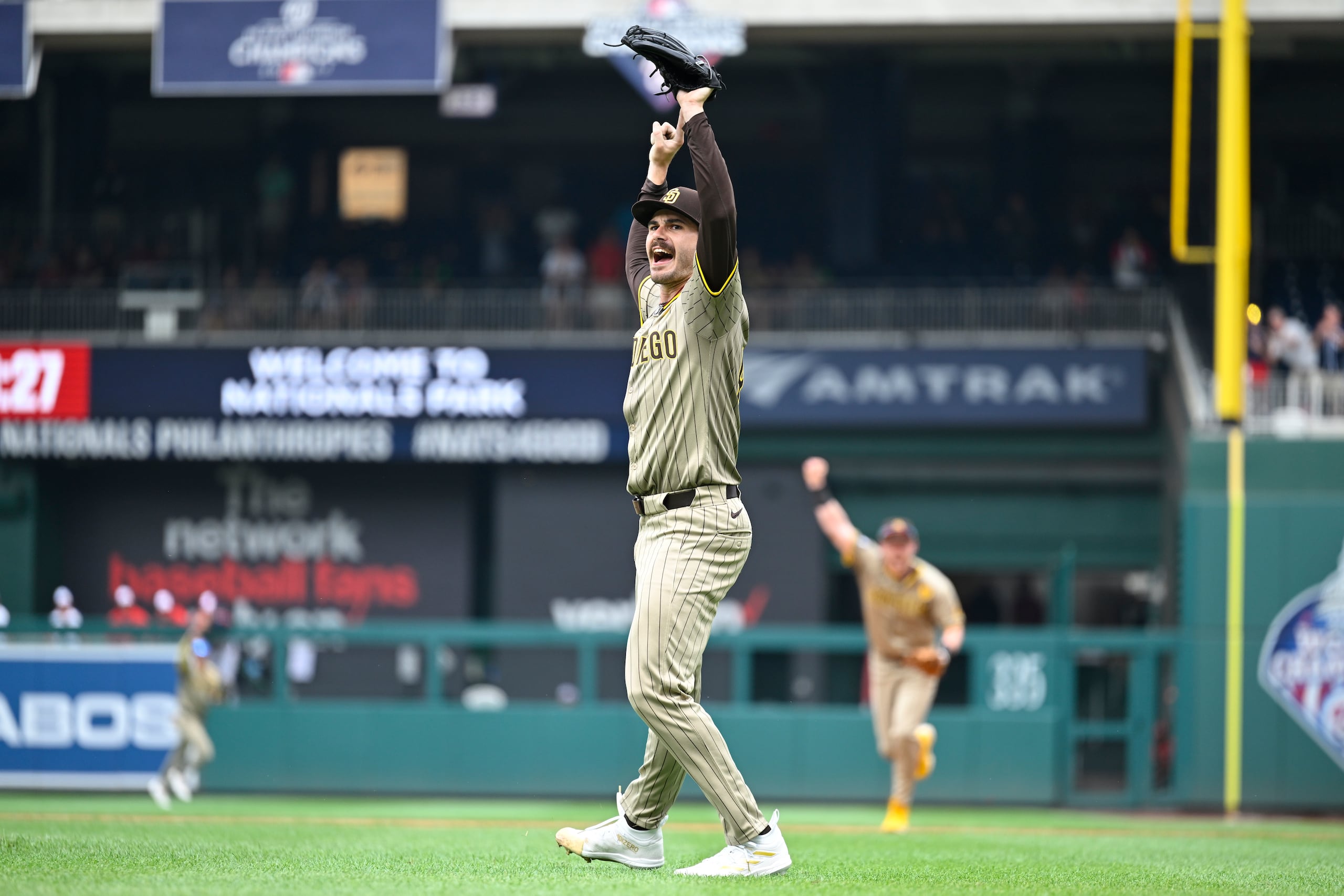 El abridor de los Padres Dylan Cease celebra el sin hit al final de la novena entrada ante los Nationals.