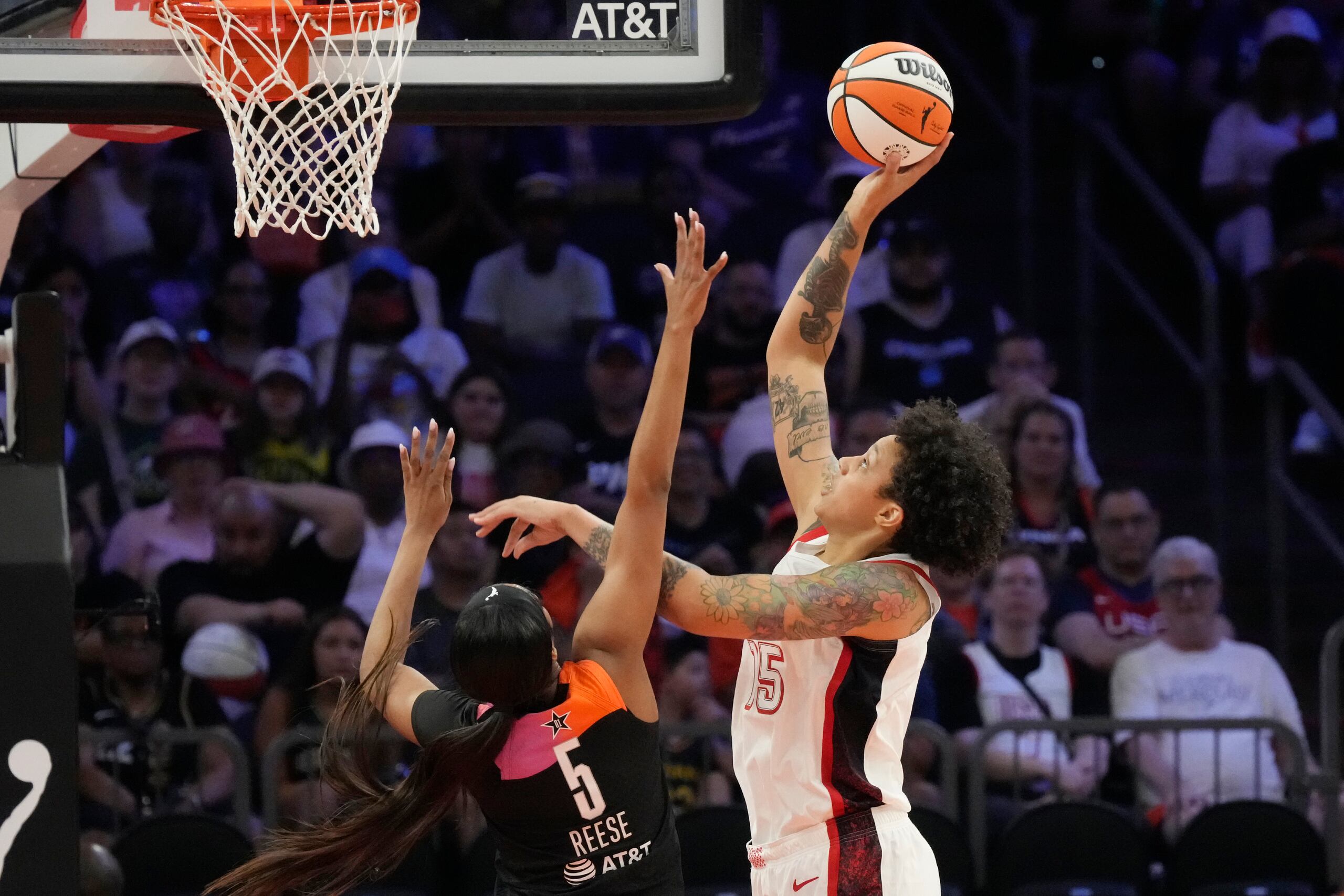 Brittney Griner lanza sobre Angel Reese durante el partido especial entre la selección nacional de los Estados Unidos y un equipo de estrellas de la WNBA.