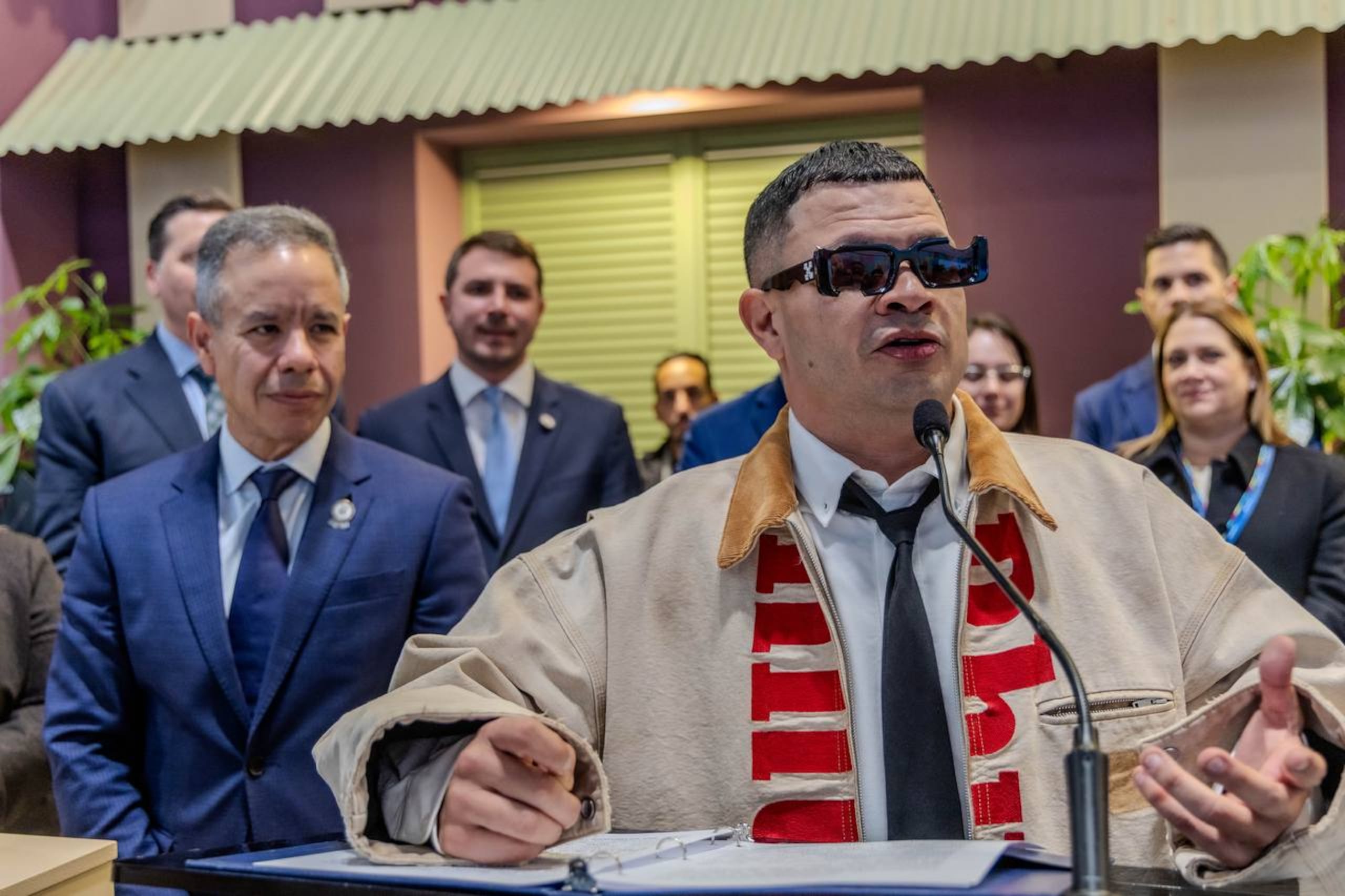 Jowell acompañó al alcalde Miguel Romero en la exhibición de la ciudad de San Juan.