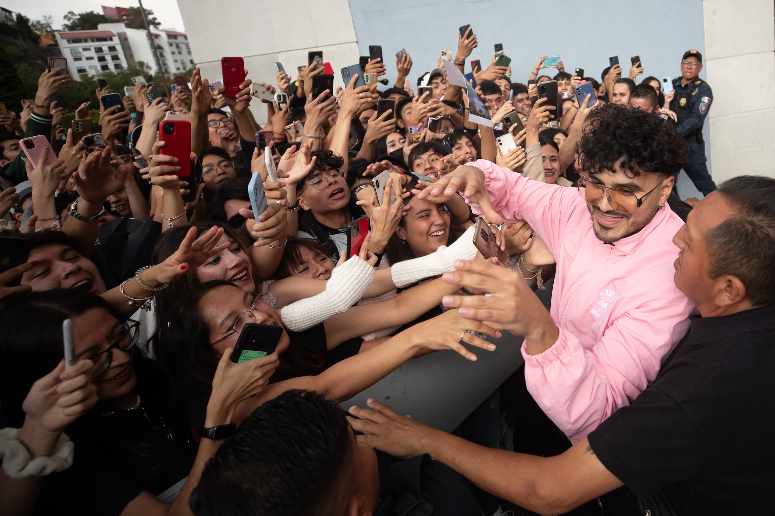 El rapero puertorriqueño, Álvaro Díaz saluda a sus fans en un centro comercial hoy, en la Ciudad de México. (México). EFE/Isaac Esquivel