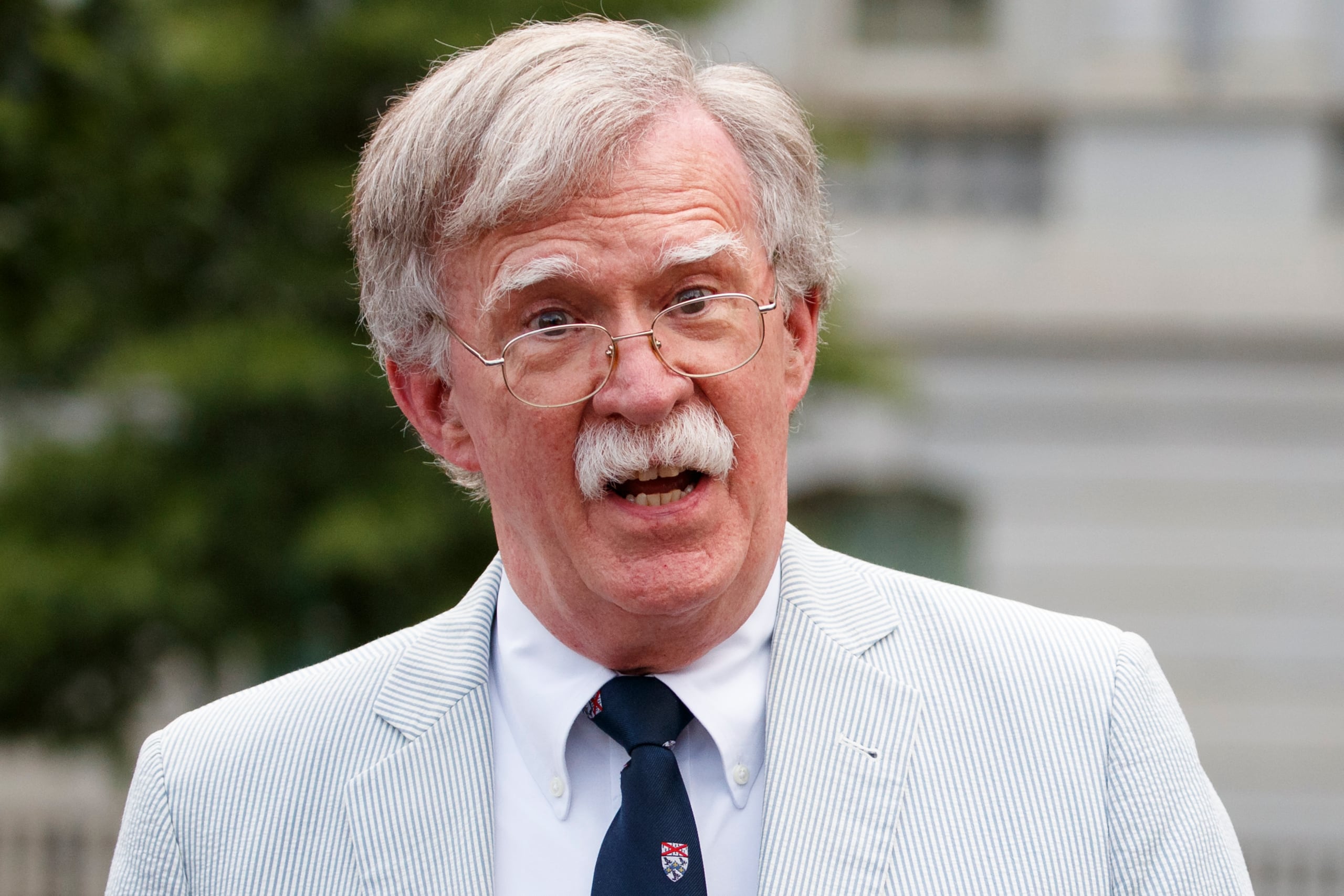 En esta imagen, tomada el 31 de julio de 2019, el entonces asesor de Seguridad Nacional John Bolton habla con reporteros en la Casa Blanca, en Washington.
