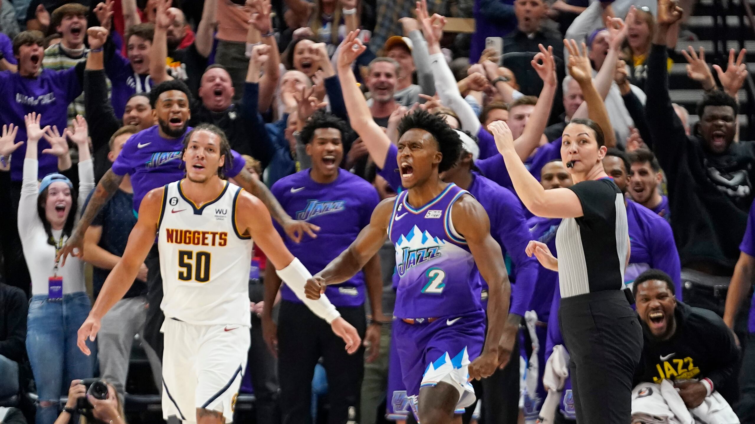 Collin Sexton, del Jazz de Utah, festeja luego de atinar un triple ante Aaron Gordon, de los Nuggets de DEnver, el miércoles 19 de octubre de 2022 (AP Foto/Rick Bowmer)