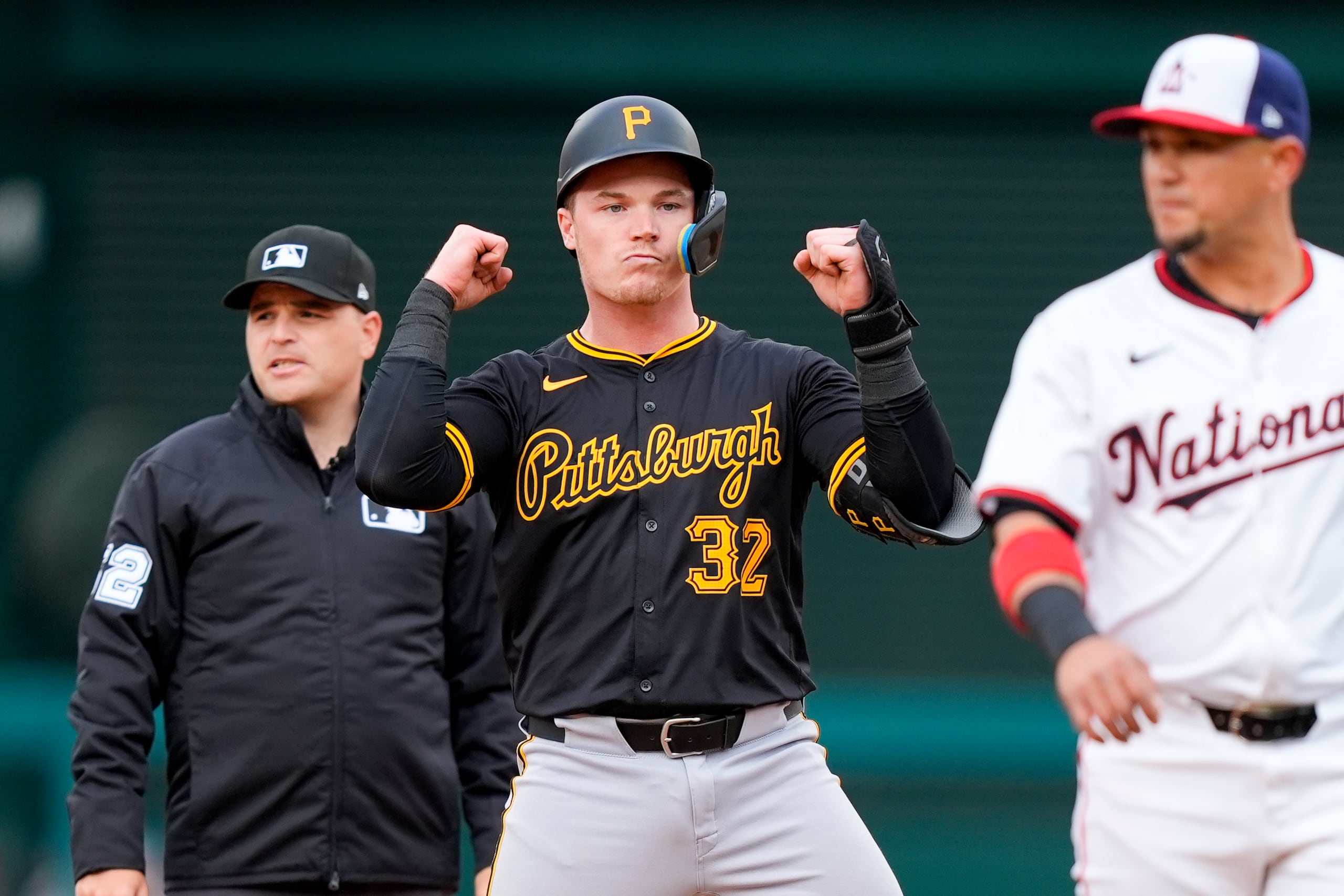 Henry Davis, de los Piratas de Pittsburgh, celebra su doblete durante la sexta entrada en contra de los Nacionales de Washington, en Nationals Park, el lunes 1 de abril de 2024, en Washington. (AP Foto/Alex Brandon)