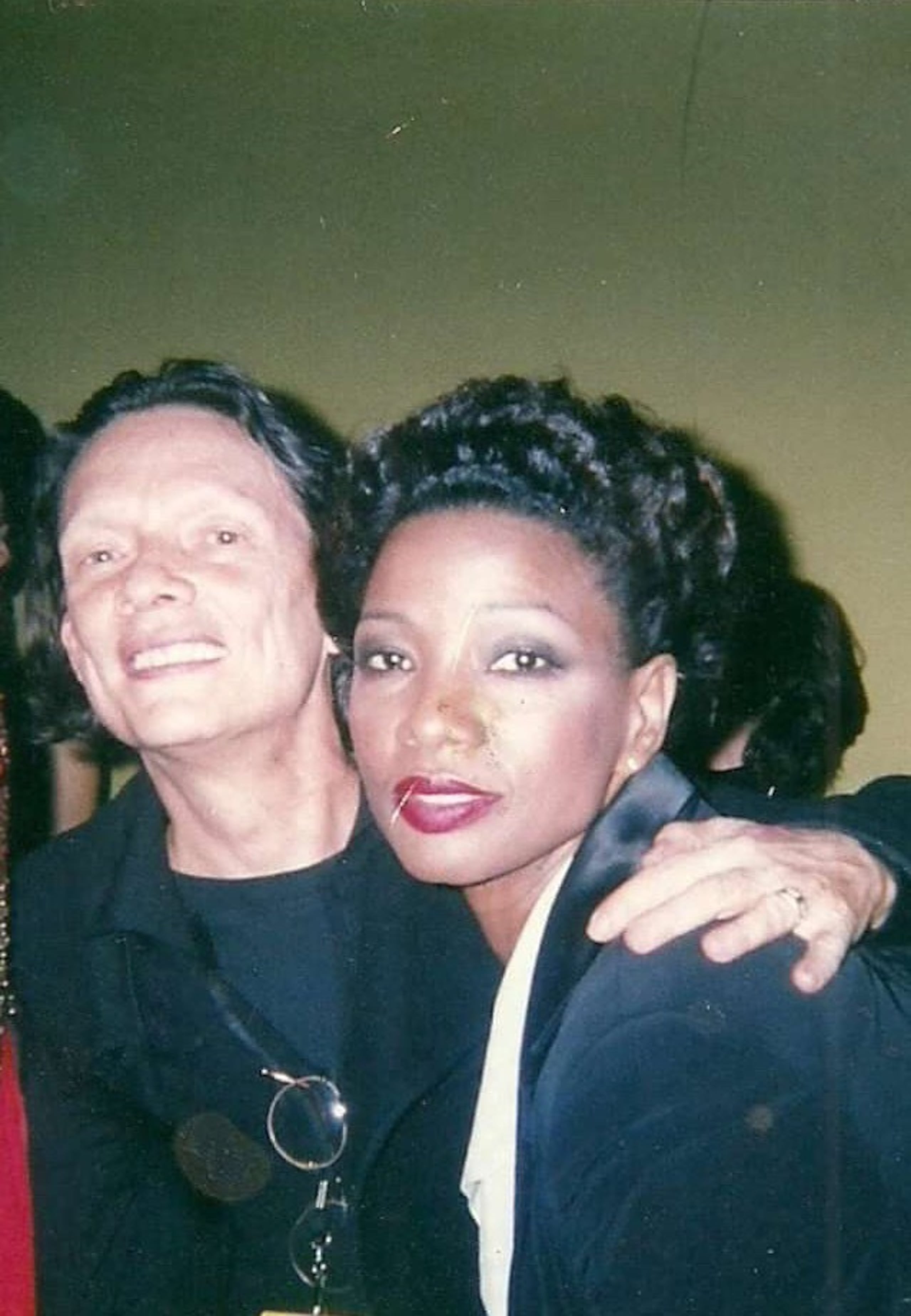 Ramón Maldonado junto a la modelo martiniqués Mounia Orosemane, la primera mujer en desfilar una colección de Alta Costura de Yves Saint Laurent. (Foto cortesía de San Juan Moda)