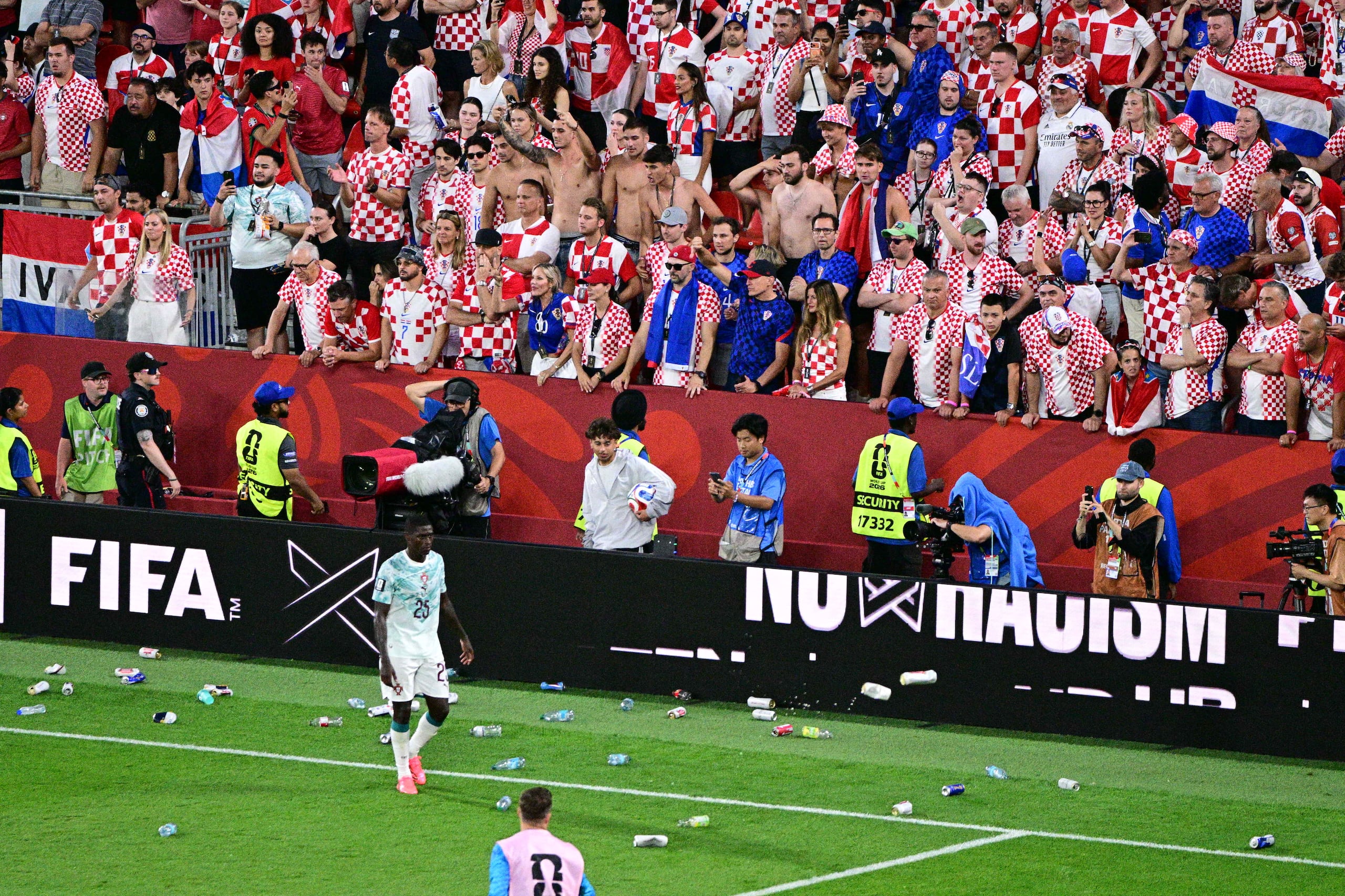 Aficionados croatas lanzan botellas y latas a la cancha tras la invalidación de un gol de su país durante el partido de dieciseisavos de final ante Croacia en Toronto, el jueves 2 de julio de 2026 (Sammy Kogan/The Canadian Press via AP)