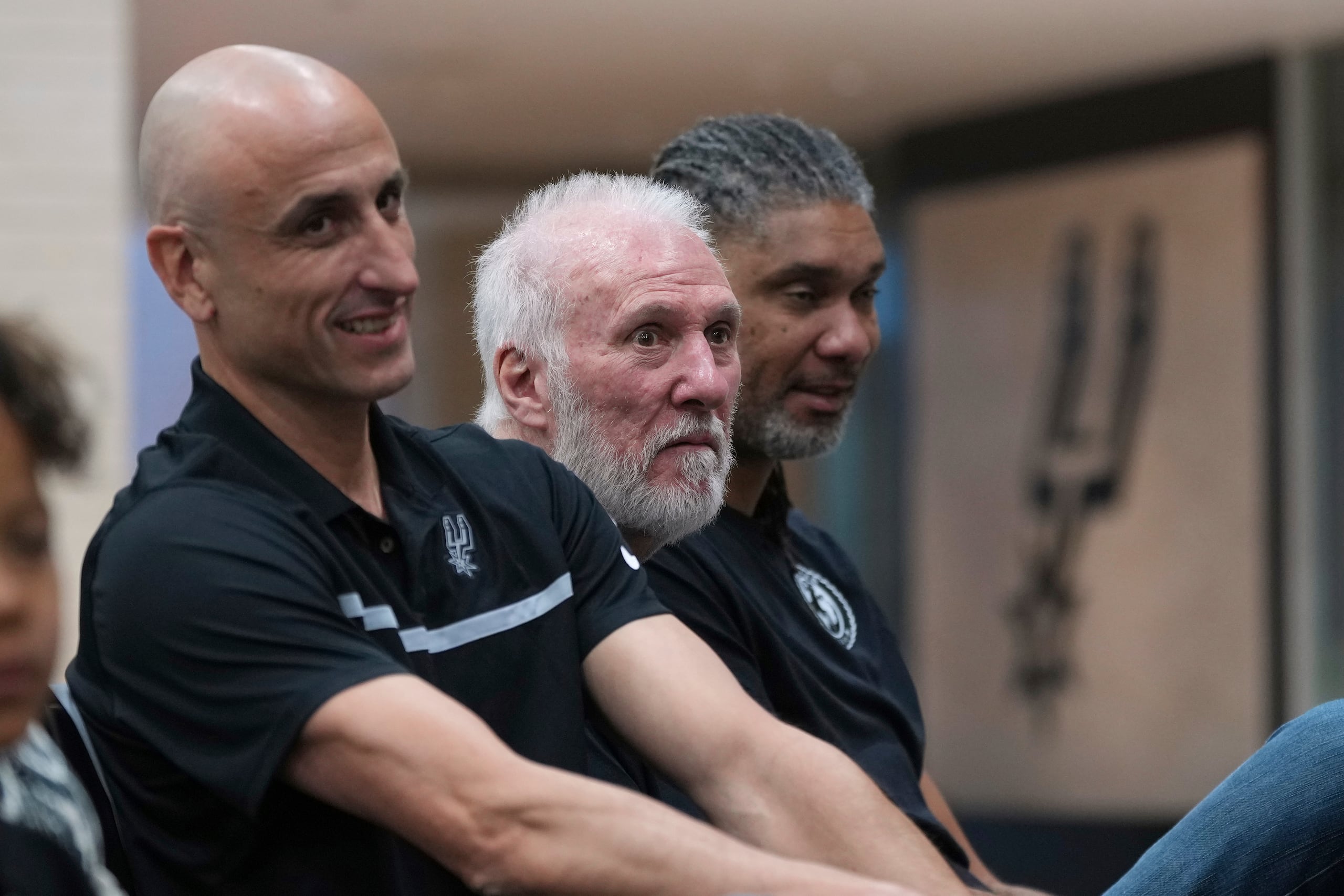 Gregg Popovich (centro), exentrenador de los Spurs de San Antonio, aparece sentado junto a Manu Ginóbili (izquierda) y Tim Duncan (derecha) en la presentación de Mitch Johnson como nuevo entrenador del equipo.
