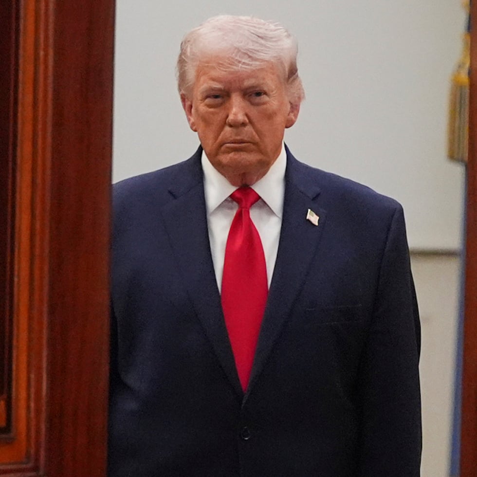 El presidente Donald Trump amenazó a Irán con bombardear la infraestructura eléctrica del país, así como todos sus puentes.