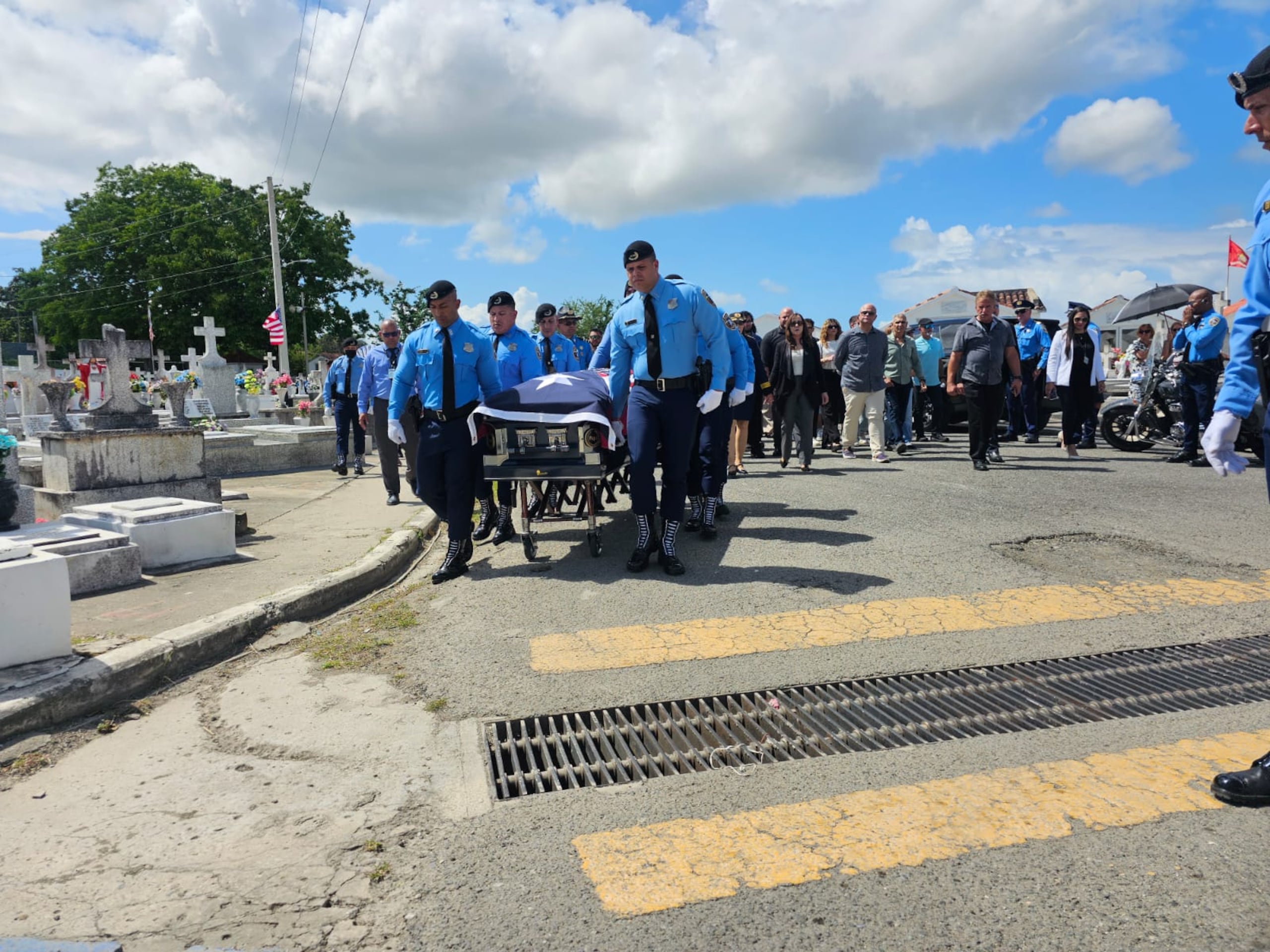 Sepelio del coronel retirado Héctor M. Agosto, en el Cementerio de Lajas con todos los honores.