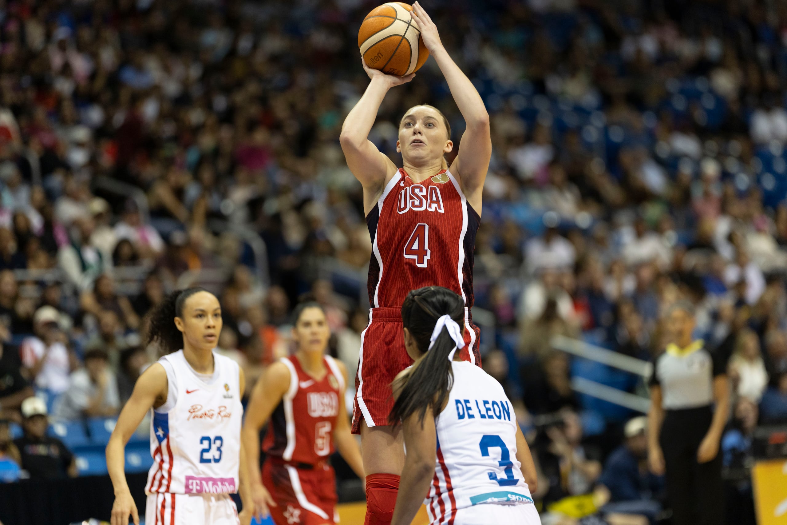 Paige Bueckers lanza al canasto ante la defensa de Puerto Rico.