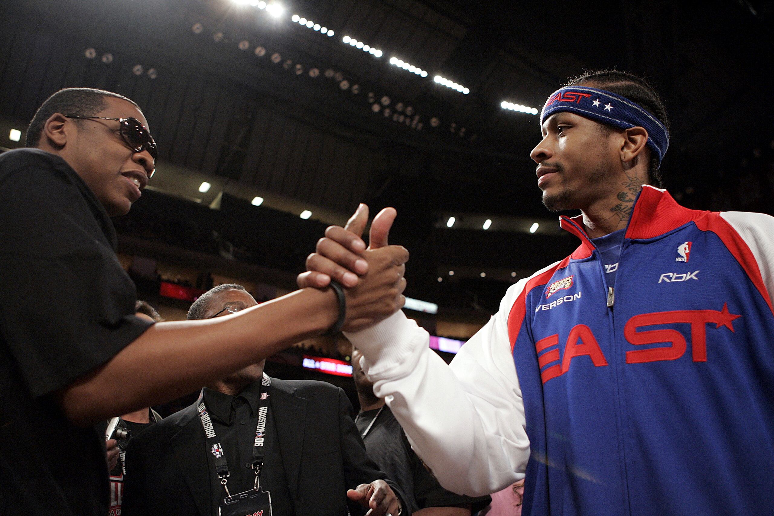 El rapero Jay-Z, a la izquierda, comparte con Allen Iverson, en el NBA All-Star del 2006. Así como la banda sonora de una película ayuda a los espectadores a seguir la acción de la narración a través de cada giro de la trama, el hip hop ha hecho lo mismo con el basquetbol través de la NBA.