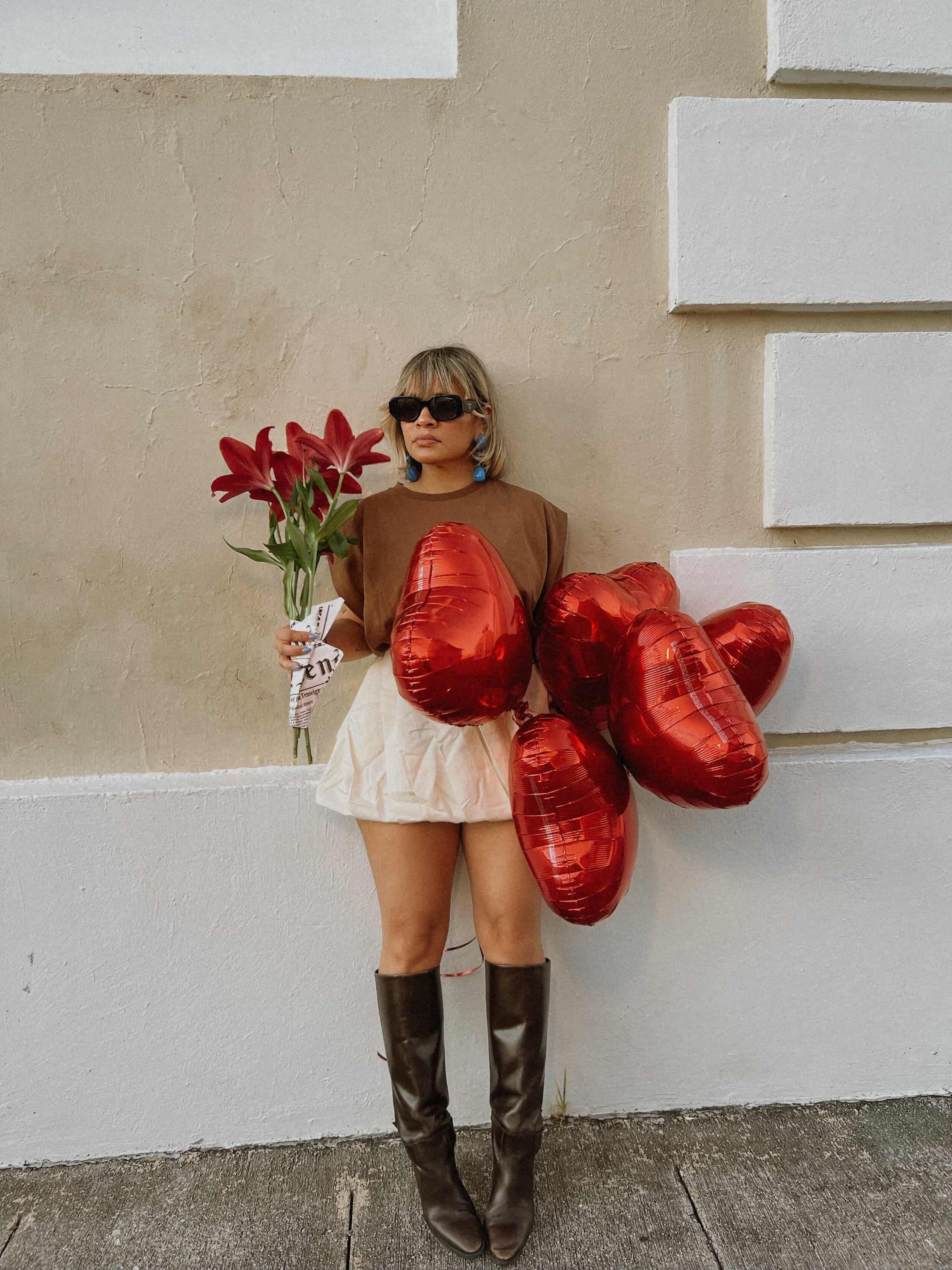 La combinación de tonos neutrales funciona como el perfect dinner date outfit tanto para celebrar con ese ser especial como con amigas, ideal para nuestro clima tropical. Puedes elevarlo fácilmente con una cartera o zapatos rojos, si deseas mantener ese guiño a San Valentín. Disponible en Y Boutique, con tiendas en Humacao y Plaza Las Américas.