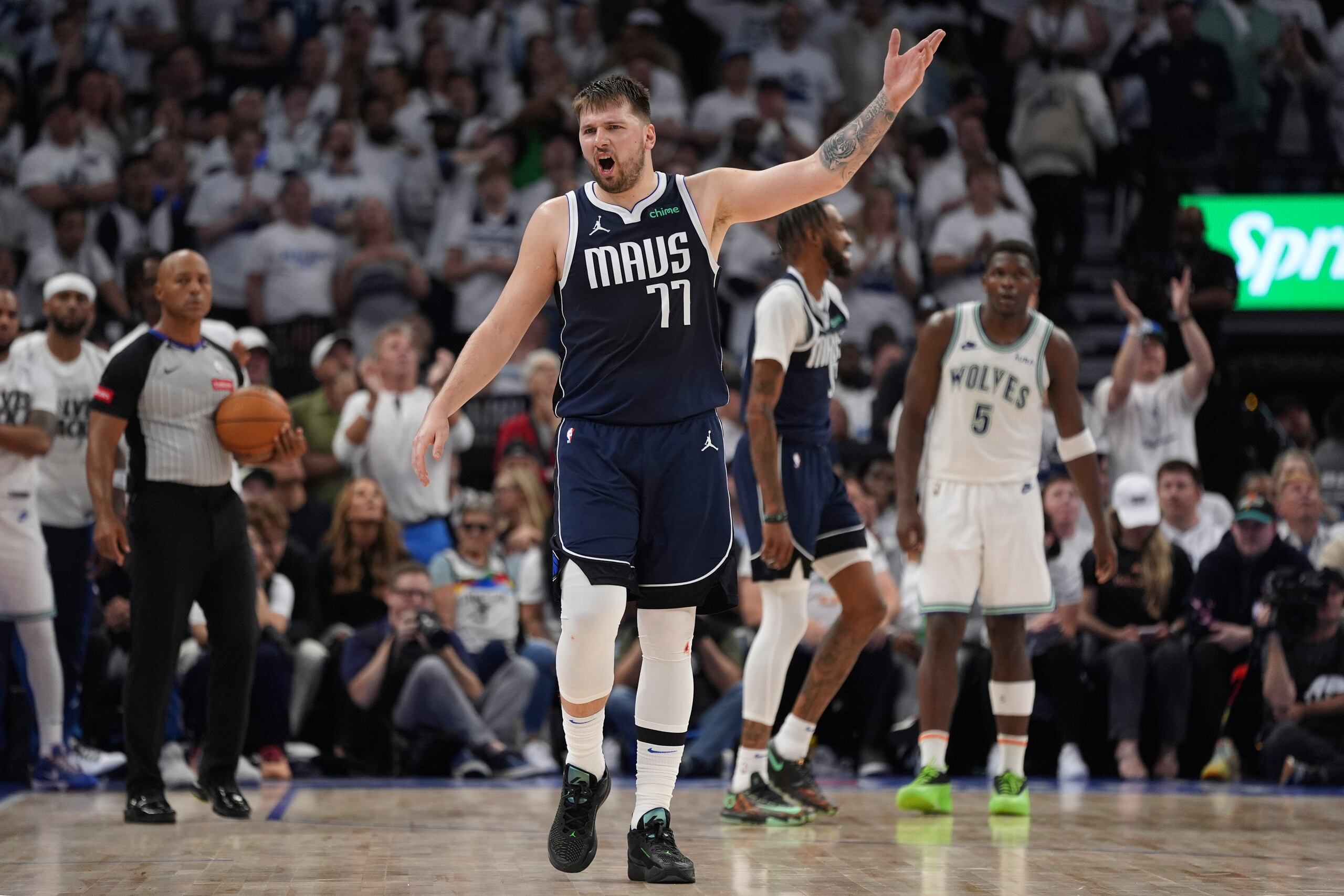 El escolta de los Dallas Mavericks, Luka Doncic, durante la segunda mitad del primer duelo.