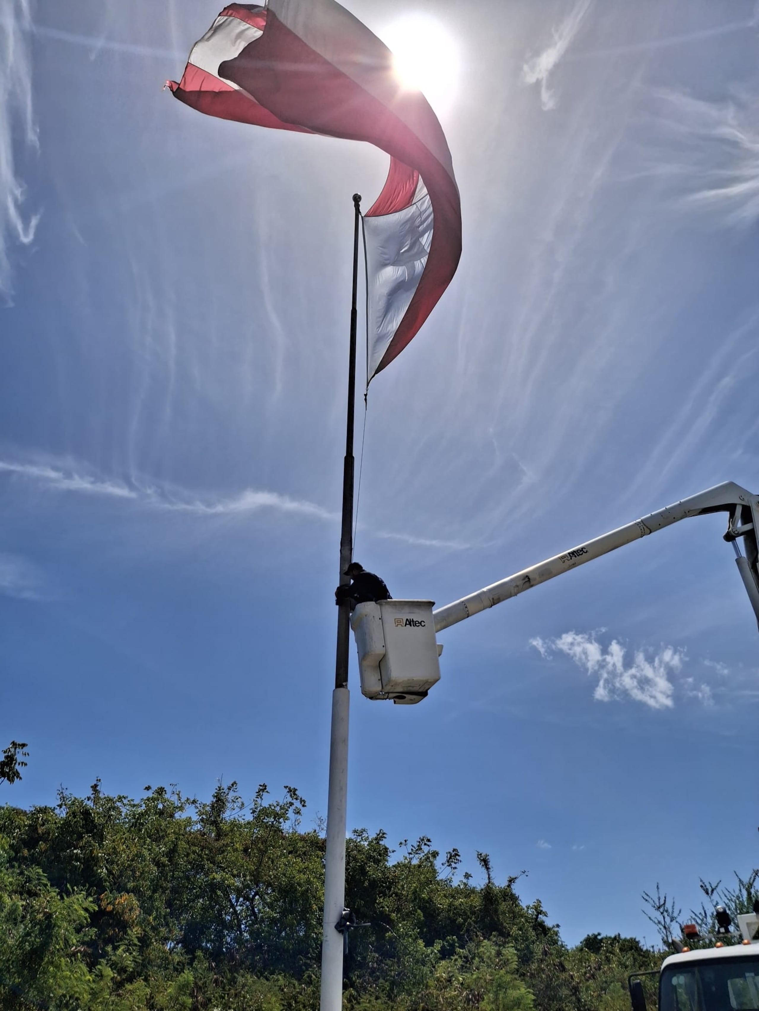 El pasado 3 de junio, los Guardianes de la Bandera denunciaron el robo de la Monoestrellada que ondeaba en el Mirador de Guajataca.