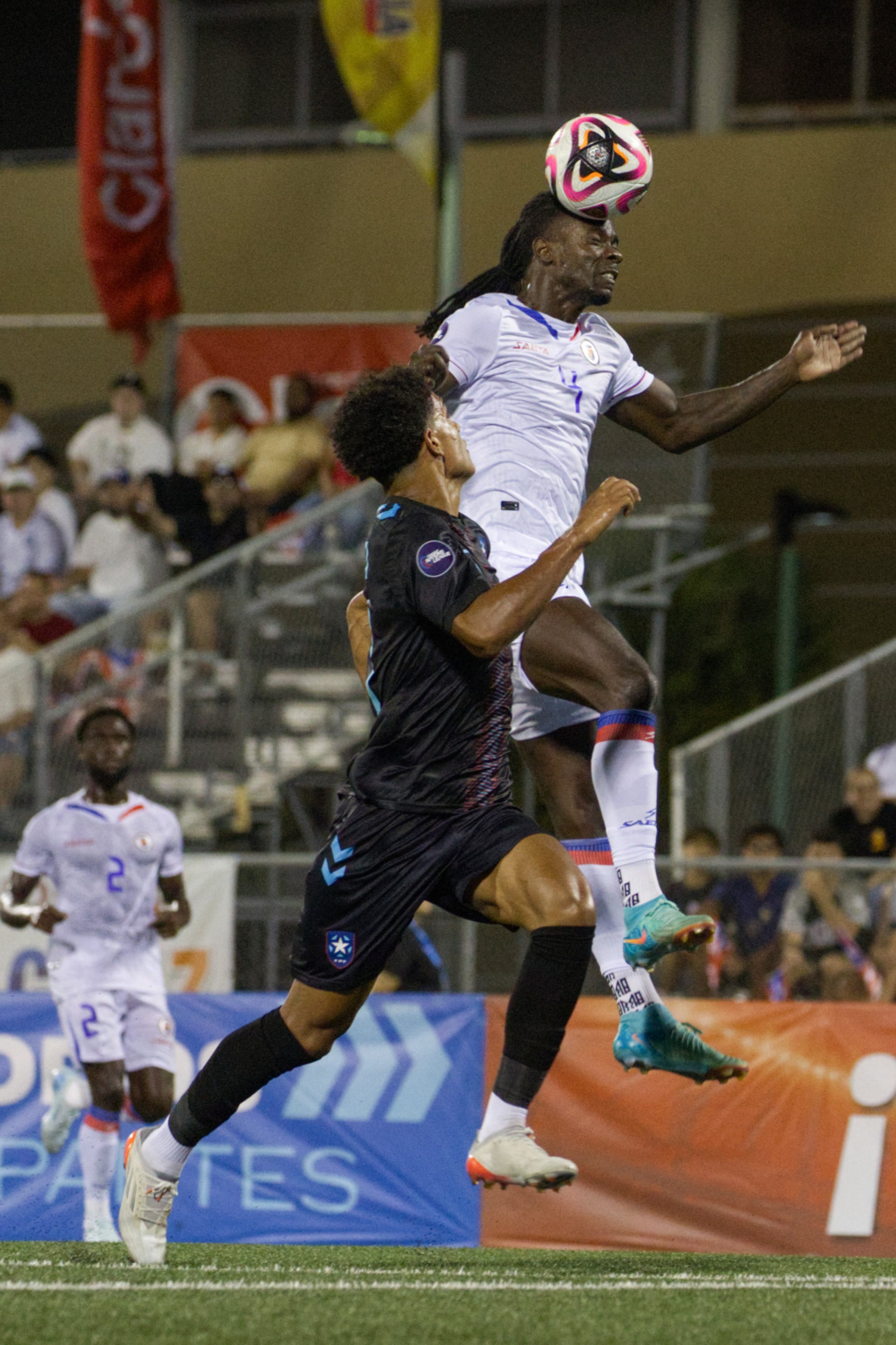 Leandro Antonetti (i), de Puerto Rico, disputa el balón con Ale Ricardo, de Haití, en un partido de la Liga de Naciones de la Concacaf, en el estadio José Antonio Figueroa en Mayagüez (Puerto Rico). EFE/ Thais Llorca
