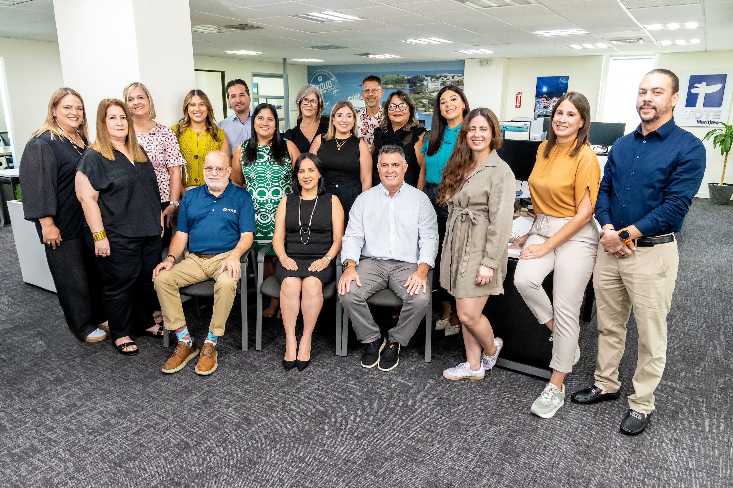 Al frente, de izquierda a derecha: Eduardo Pagan, VP & GM Caribbean; Ana Medellín, Sr. HR Manager, Caribbean; Peter Santiago, VP Commercial, junto a su grupo de empleados.