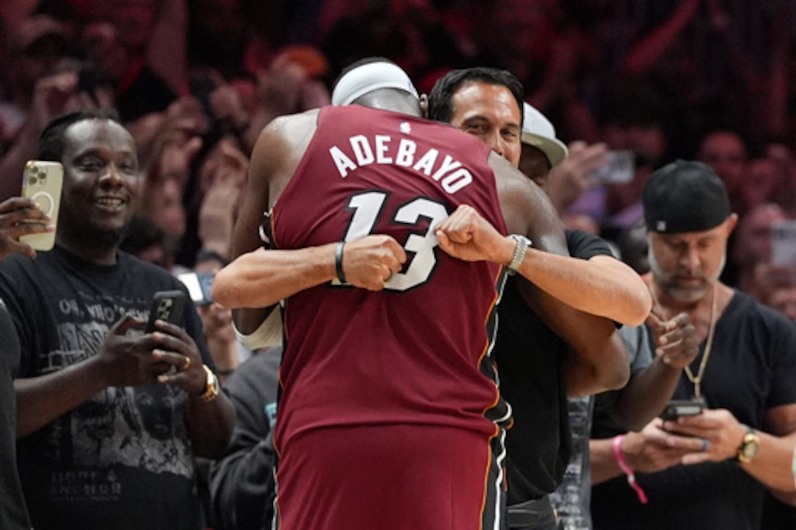 El entrenador de los Miami Heat, Erik Spoelstra, abraza al pívot Bam Adebayo (13) mientras abandona el partido tras anotar 83 puntos, la segunda mayor anotación de un partido en la historia de la NBA, en la segunda mitad de un partido de baloncesto de la NBA contra los Washington Wizards, el martes 10 de marzo de 2026, en Miami. (AP Photo/Rebecca Blackwell)