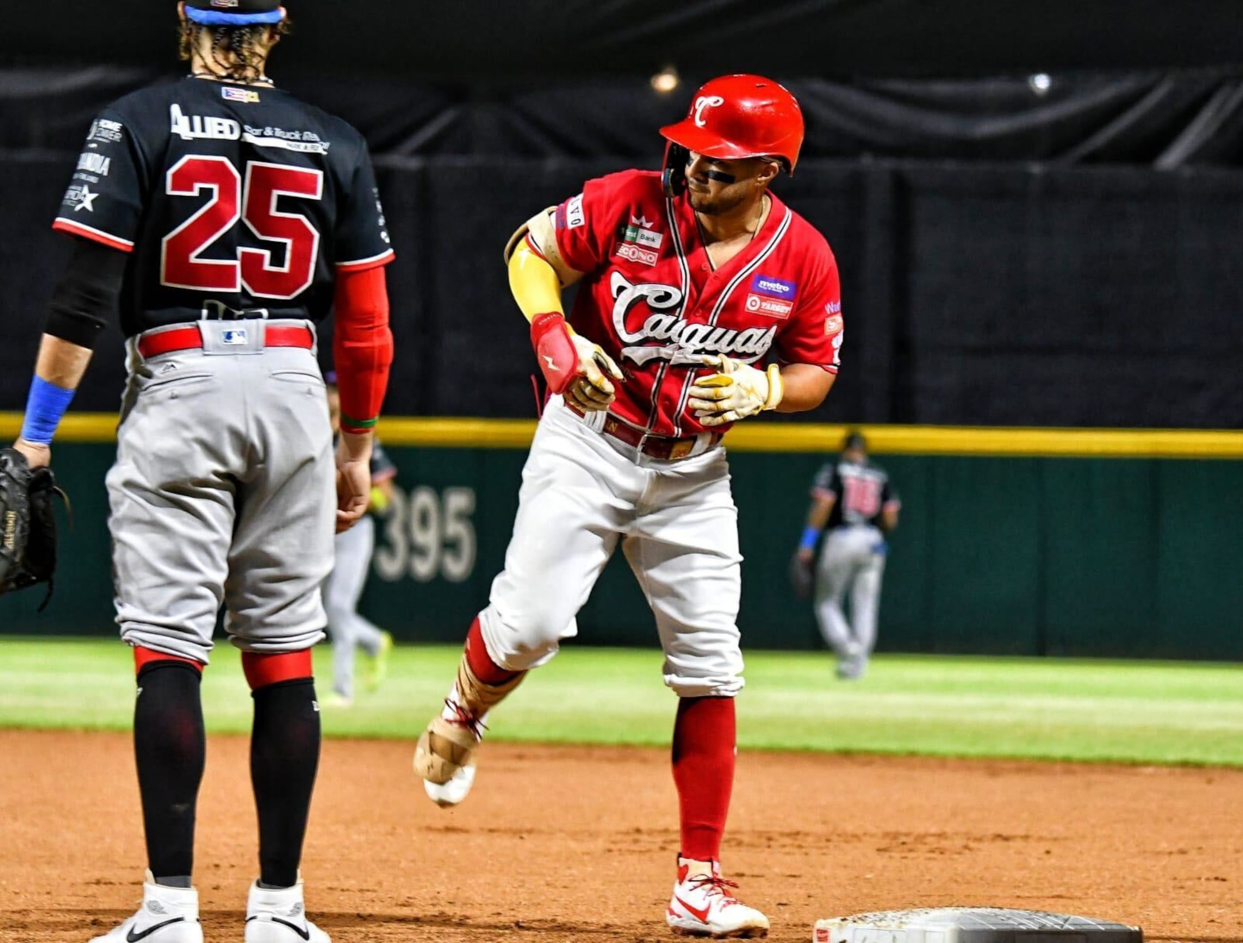 Vimael Machín, de los Criollos de Caguas, celebra después de llegar a base frente a los Cangrejeros de Santurce.