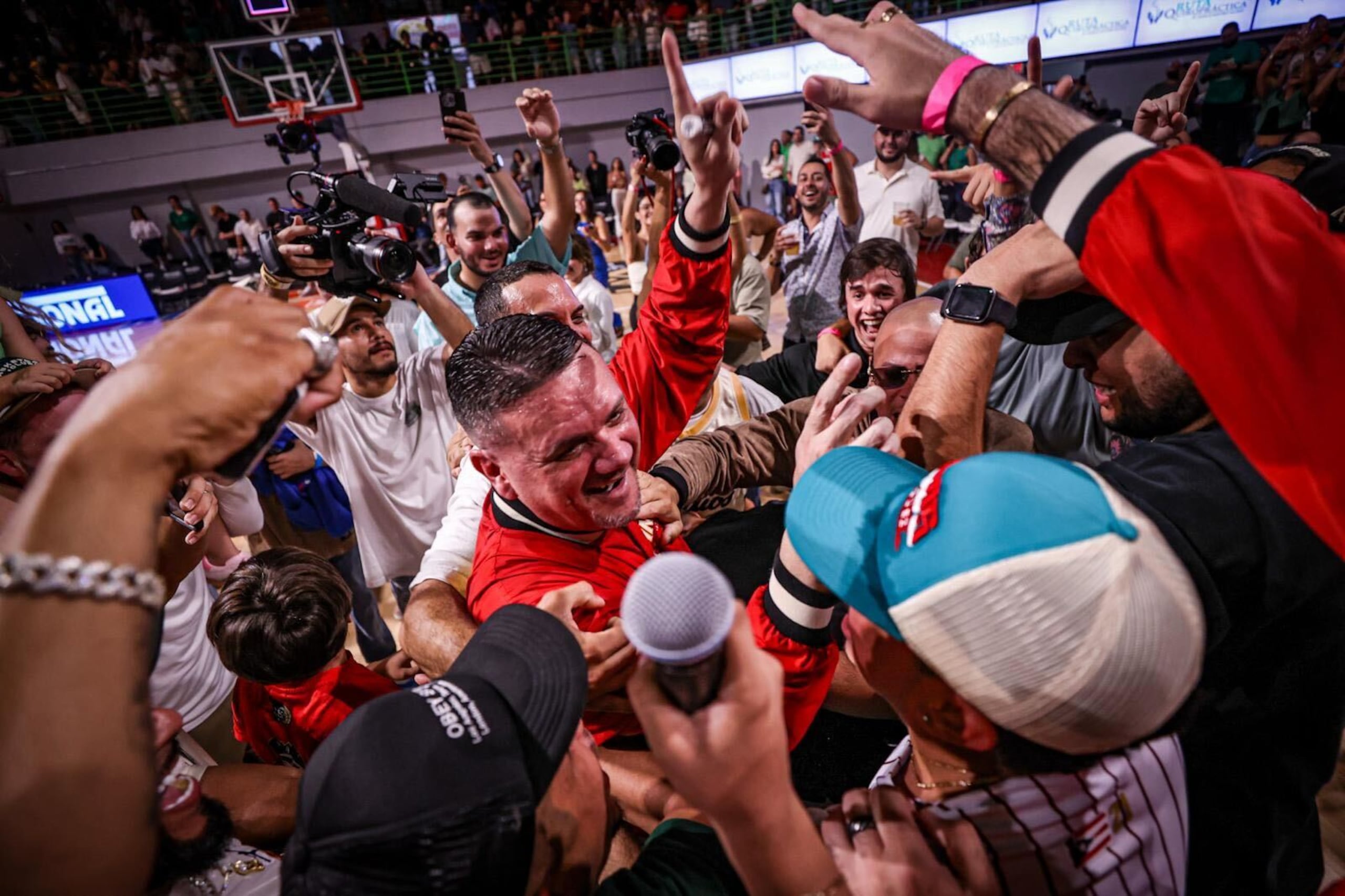 El dirigente Iván "Pipo" Vélez celebra el pase de los Indios de Mayagüez a la final de la Conferencia B del BSN con los fanáticos presentes en el Palacio de Recreación y Deportes.