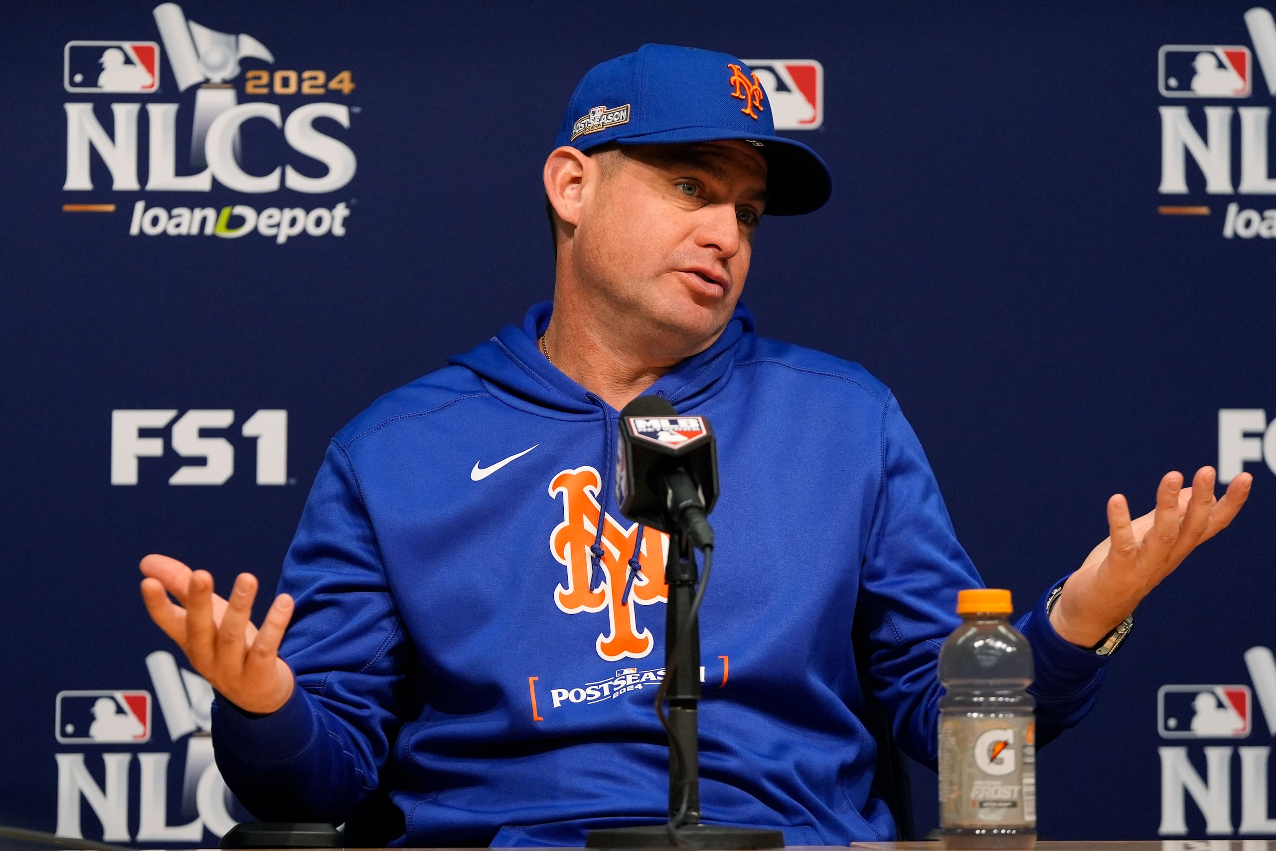 El mánager de los Mets de Nueva York, Carlos Mendoza, habla durante una conferencia de prensa antes del Juego 6 de una Serie de Campeonato de la Liga Nacional de béisbol contra los Dodgers de Los Ángeles.