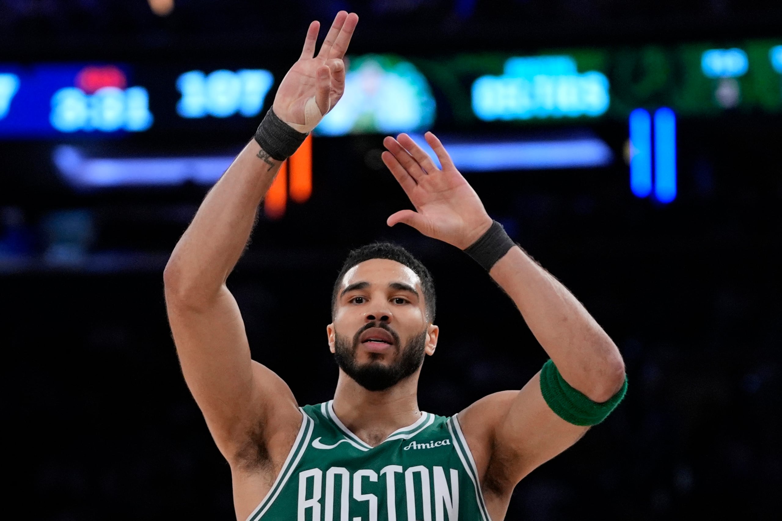 Jayson Tatum, de los Celtics de Boston, festeja un triple ante los Knicks de Nueva York.