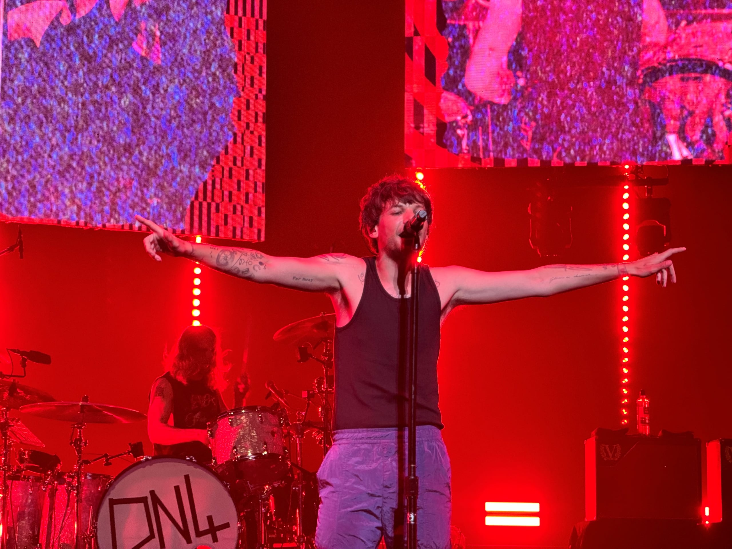 Temas como “Face the Music”, “Holding On To Heartache” y “Walls” se convirtieron en algunos de los favoritos de la noche.