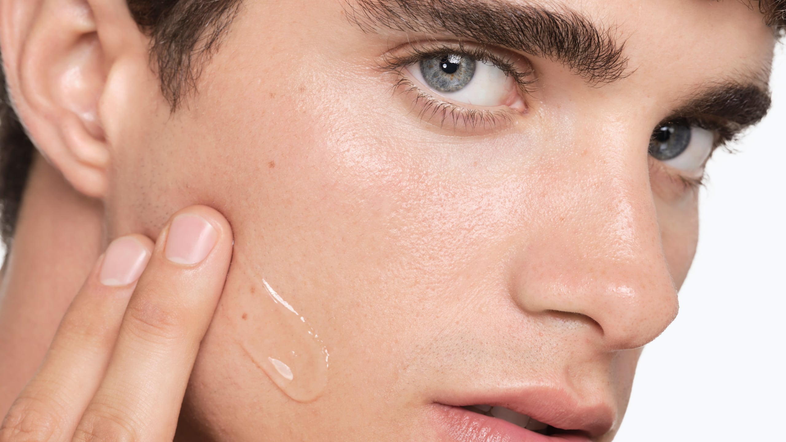 La rutina de limpieza facial, como parte del aseo, es esencial para la salud y bienestar de papá.