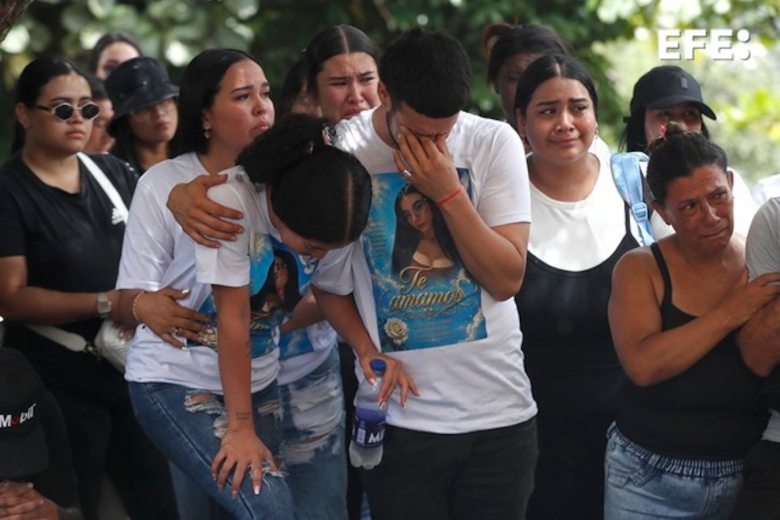Familiares de Yenci Lorena Restrepo, una de las victimas del terremoto que sacudió el pasado lunes a Colombia, reaccionan durante su sepelio este viernes, en Cali (Colombia). EFE/ Ernesto Guzmán Jr