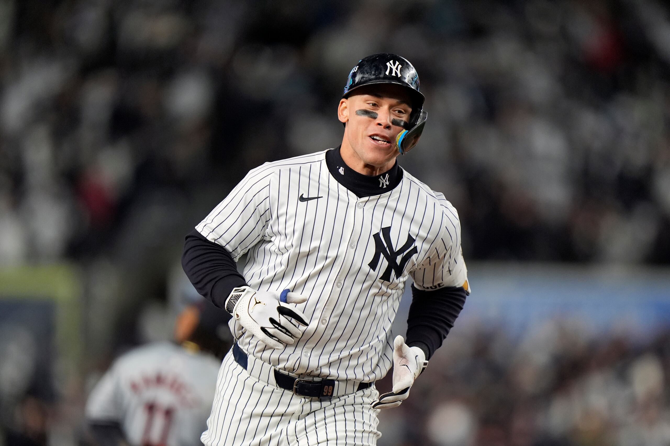 Aaron Judge, de los Yankees, corre las bases después de conectar un cuadrangular de dos carreras ante los Guardians.
