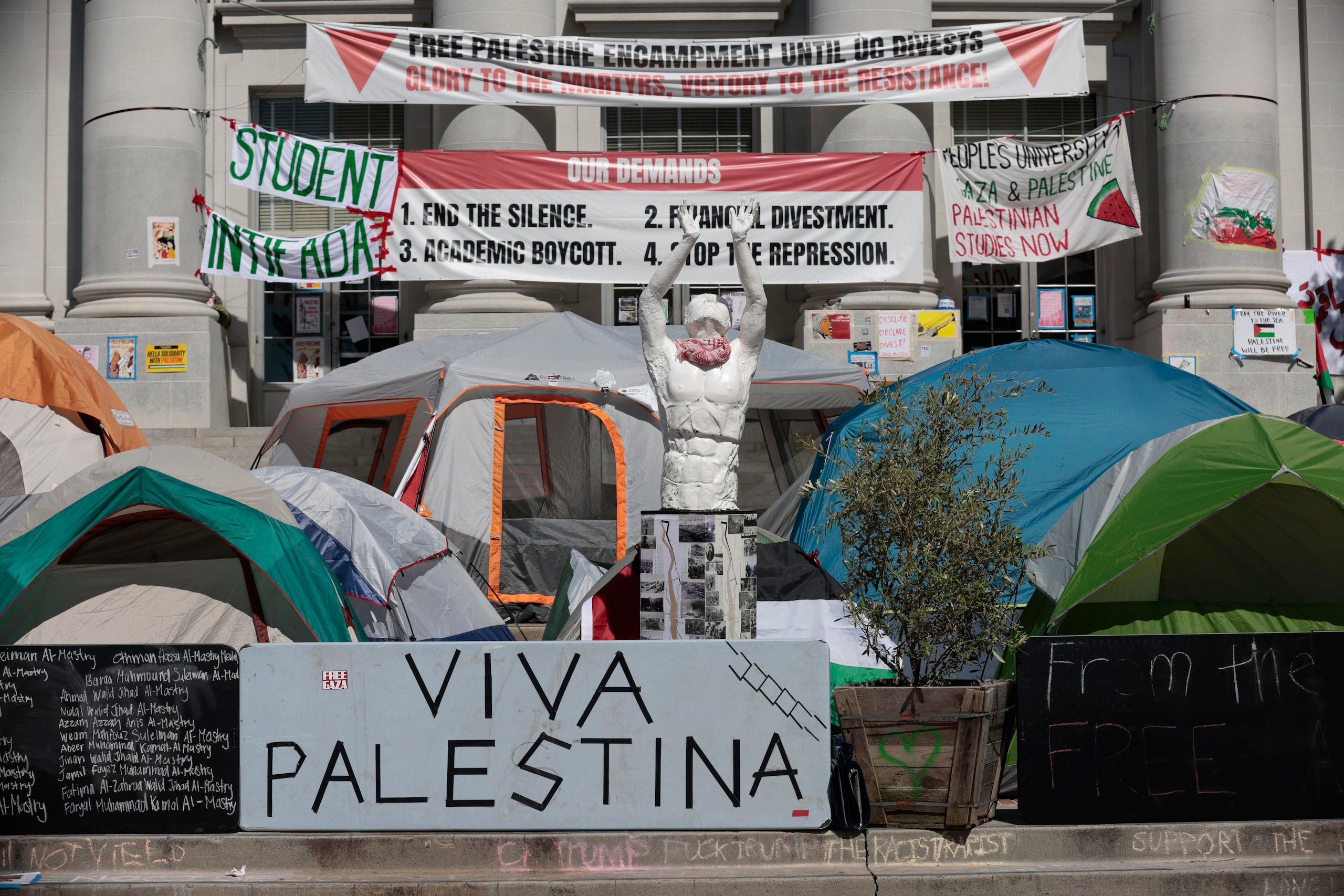 Los universitarios piden que se corte todo tipo de lazo con Israel y su industria militar. (EFE/EPA/JOHN G. MABANGLO)