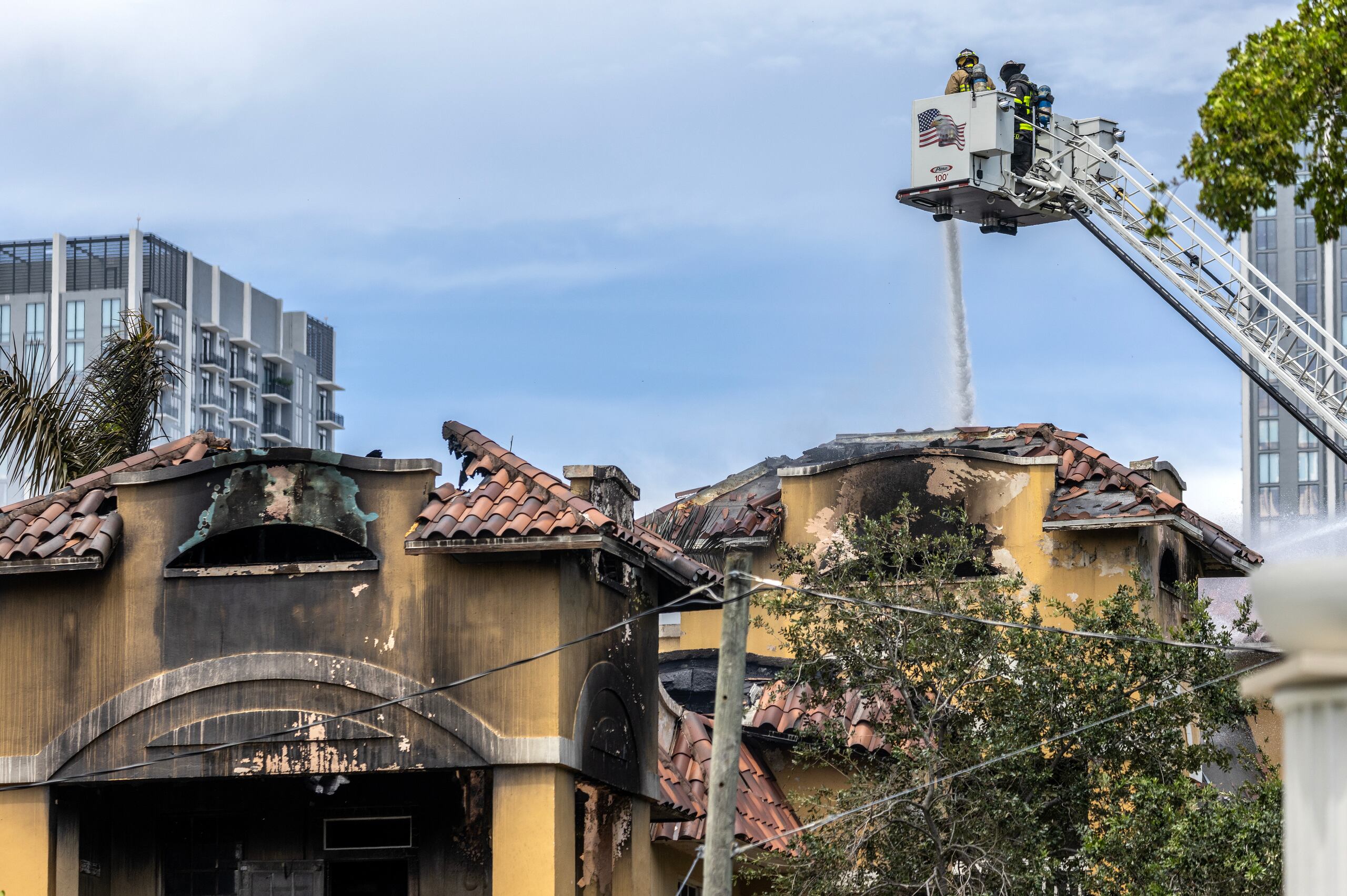 Cerca de medio centenar de residentes en el Temple Court Apartments tuvieron que ser desalojados este lunes a causa del incendio, que fue extinguido por unos 129 bomberos que estuvieron ocho horas batallando contra las llamas.