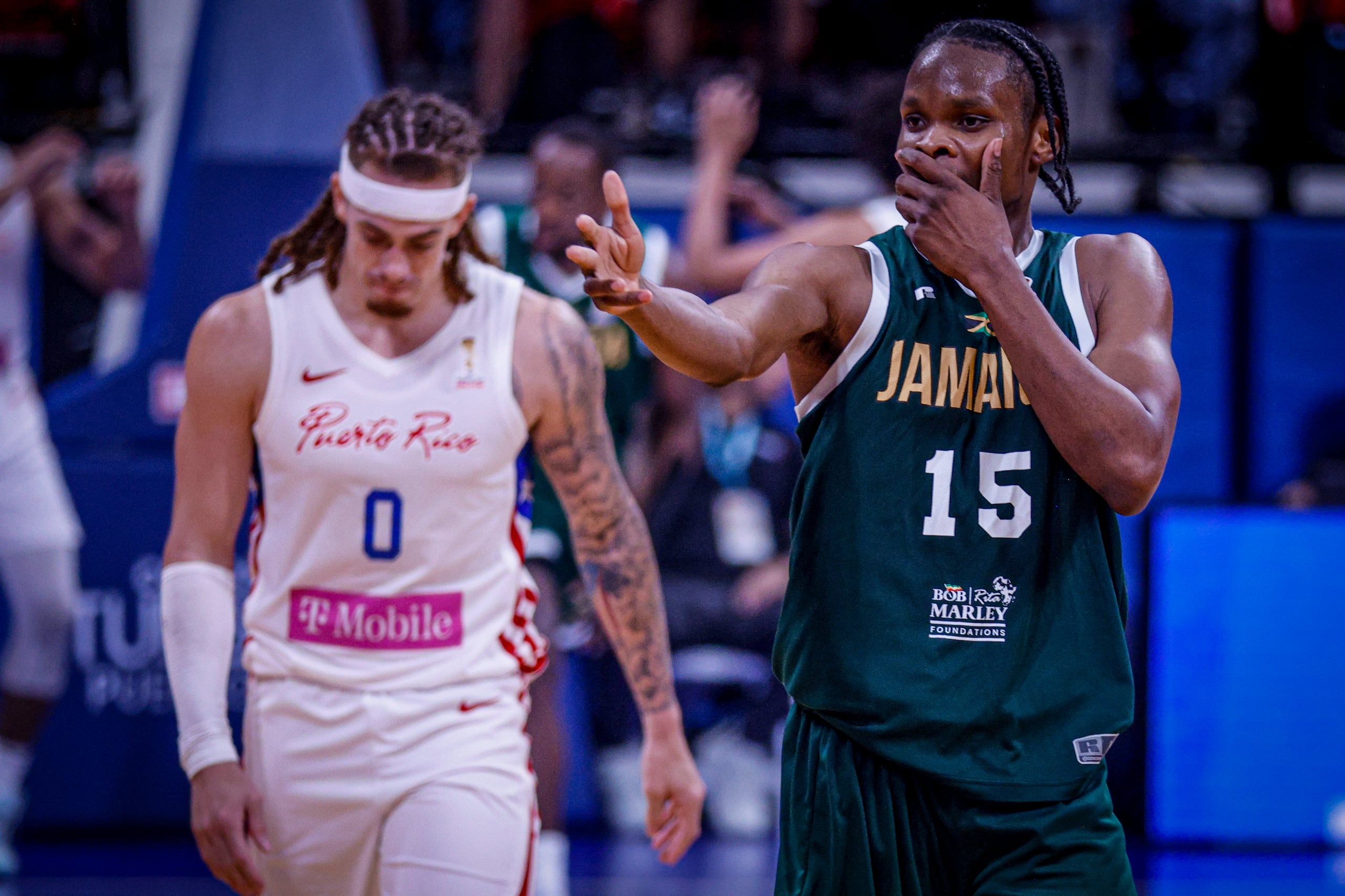 Romaine Thomas, de Jamaica, celebra un triple ante Isaiah Piñeiro, de Puerto Rico.