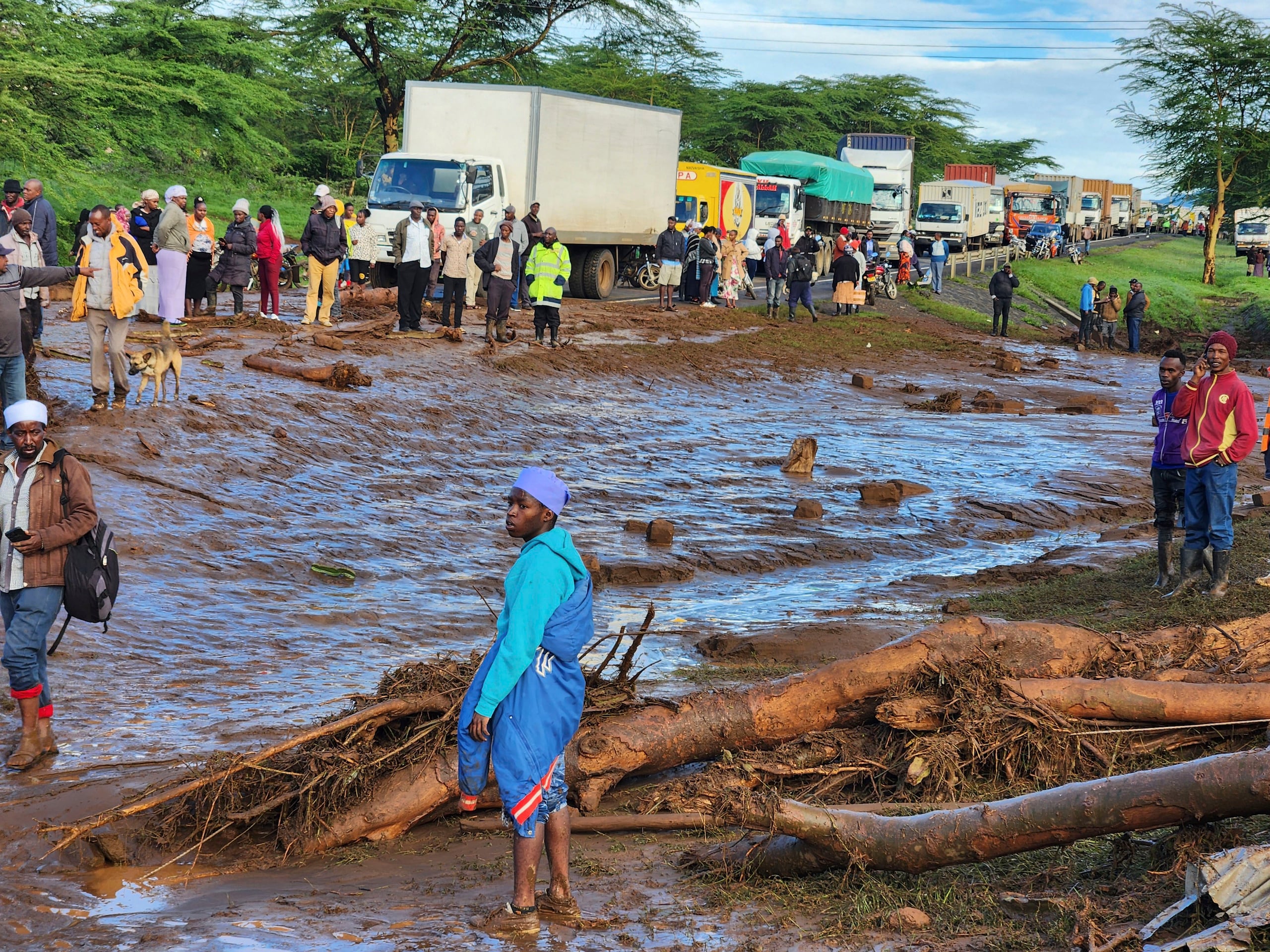 Gente reunida en la carretera principal tras la ruptura de una represa en el poblado de Kamuchiri, en Mai Mahiu, condado de Nakuru, Kenia, el lunes 29 de abril de 2024. (AP Foto)