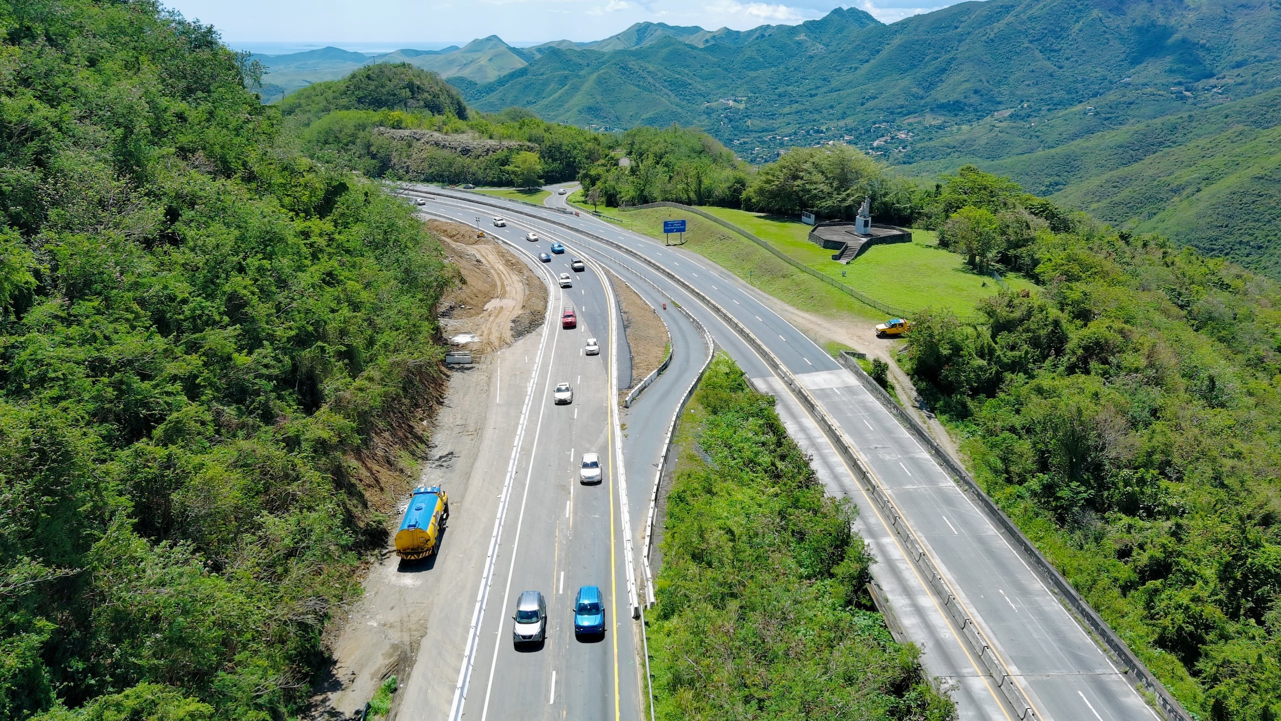 La apertura de estos dos carriles representa un avance significativo en la restauración de esta importante vía, mejorando el flujo vehicular y la seguridad de miles de ciudadanos que transitan diariamente por el Expreso PR-52.