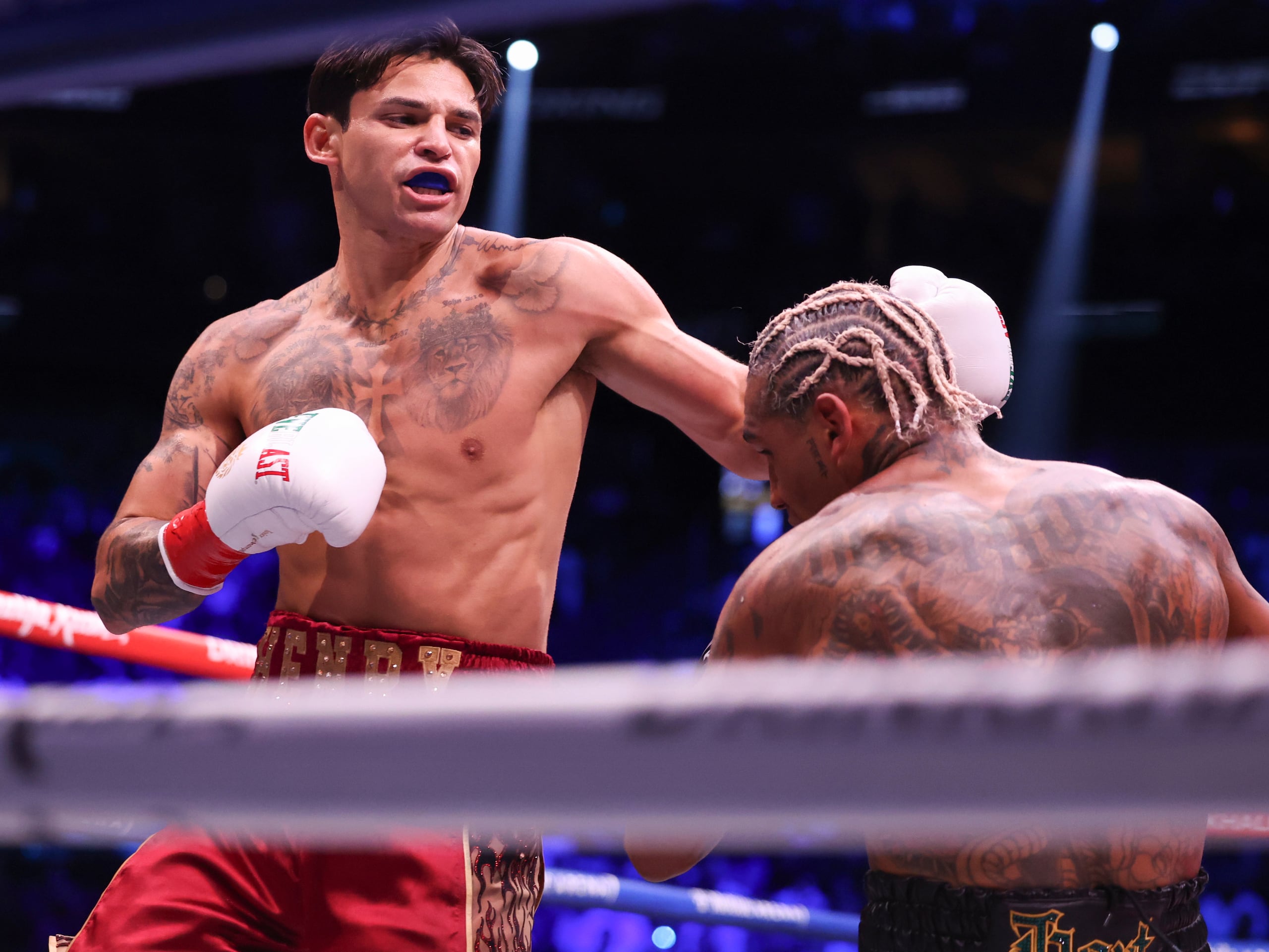 Ryan Garcia asesta un golpe a Conor Benn en su pelea por el título welter, realizada el sábado 12 de septiembre de 2026 en Las Vegas (AP Foto/Ian Maule)