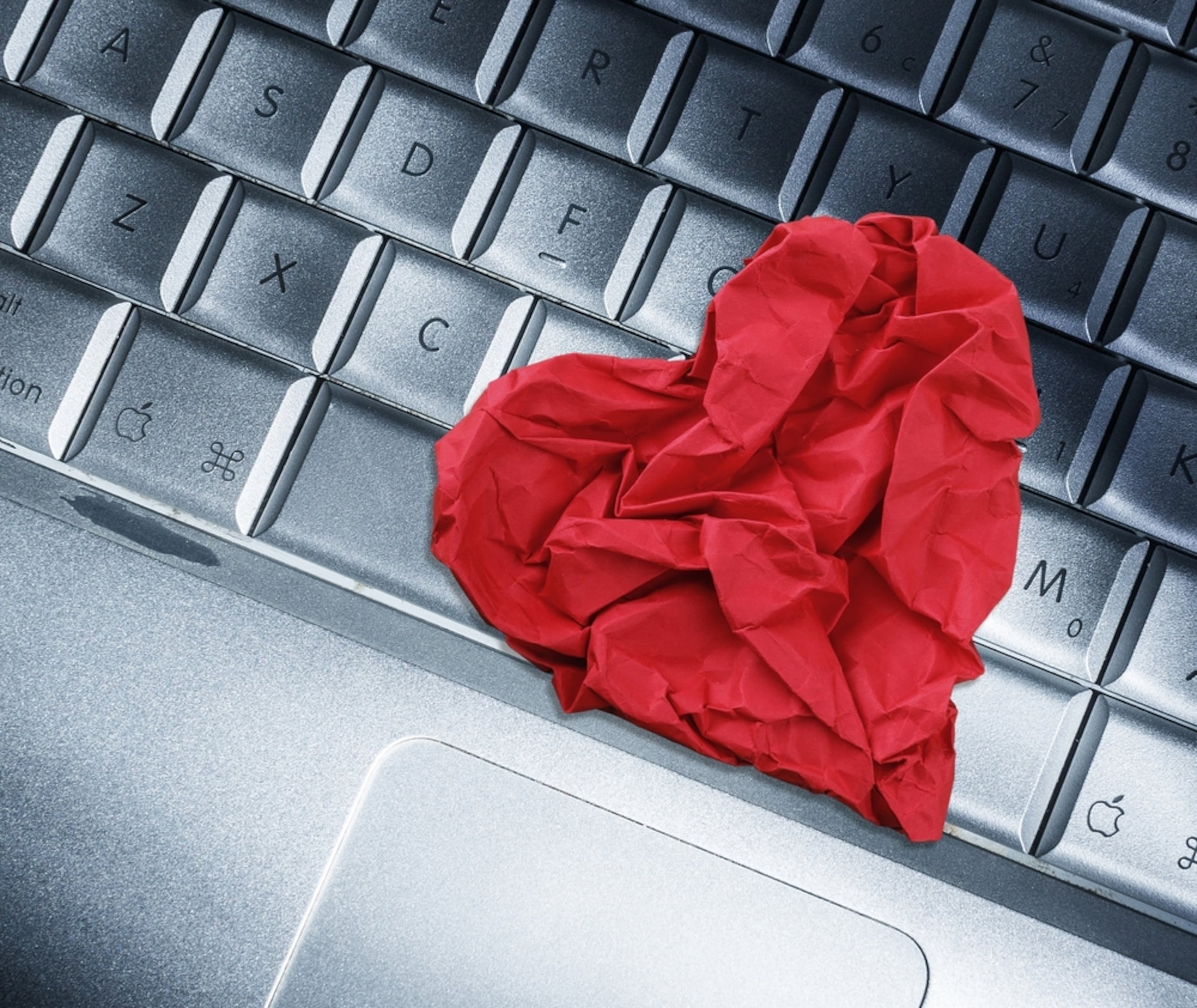 En 2022, la Comisión Federal de Comercio (FTC) de Estados Unidos reportó unas 70,000 denuncias de estafas amorosas, con pérdidas totales de $1,300 millones y una pérdida promedio de $4,400 por caso.