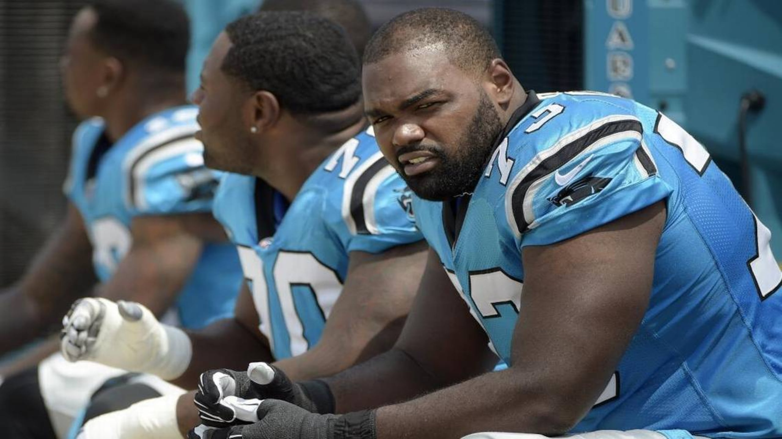 Michael Oher aparece aquí en el uniforme de los Panthers de Carolina.