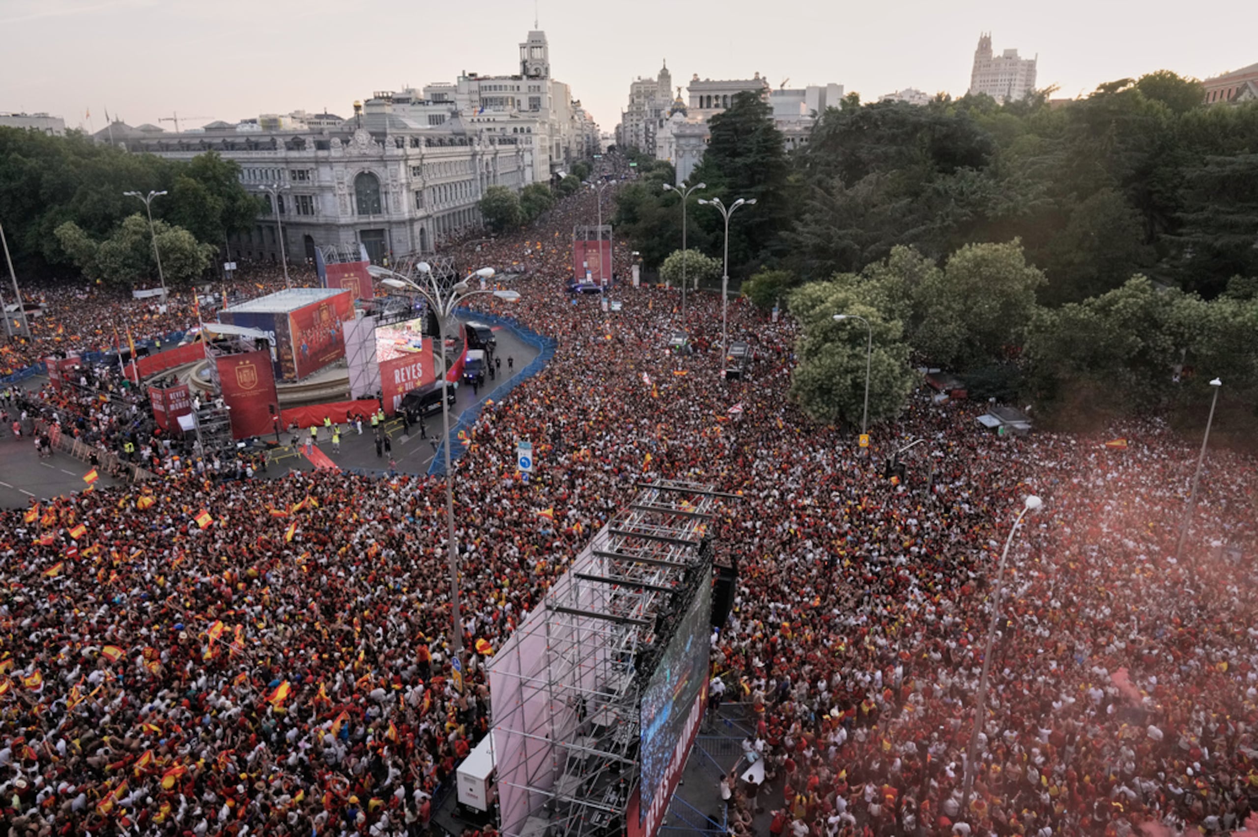 Los aficionados se agolpan a la espera de la llegada de los jugadores de la selección española de fútbol durante las celebraciones en la plaza de Cibeles de Madrid el lunes 20 de julio de 2026, tras la victoria de España sobre Argentina en la final del Mundial disputada en East Rutherford, Nueva Jersey, cerca de Nueva York. (Foto AP/Bernat Armangue)