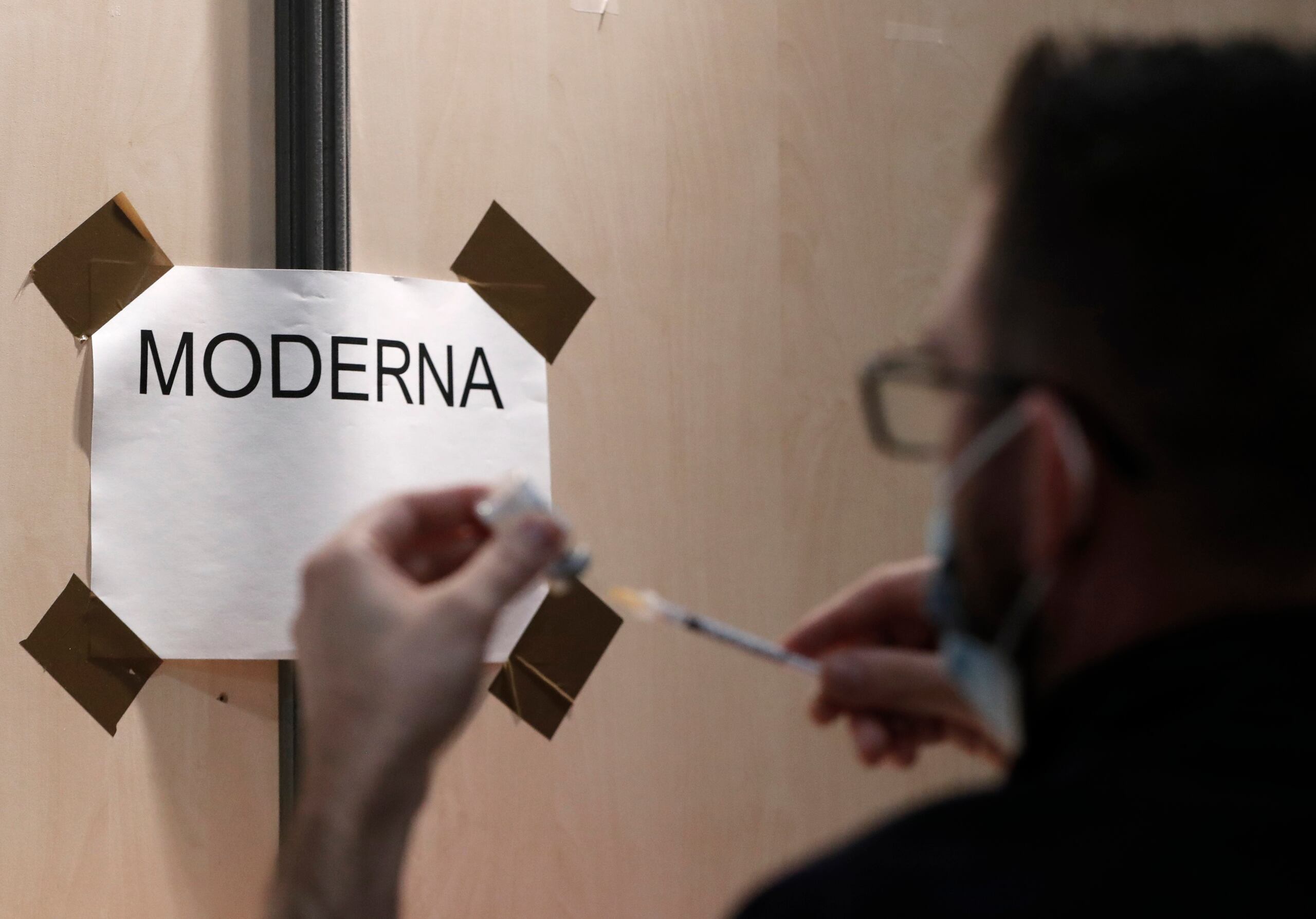 Un trabajador prepara una vacuna de coronavirus de Moderna, en una fotografía de archivo. EFE/EPA/Guillaume Horcajuelo