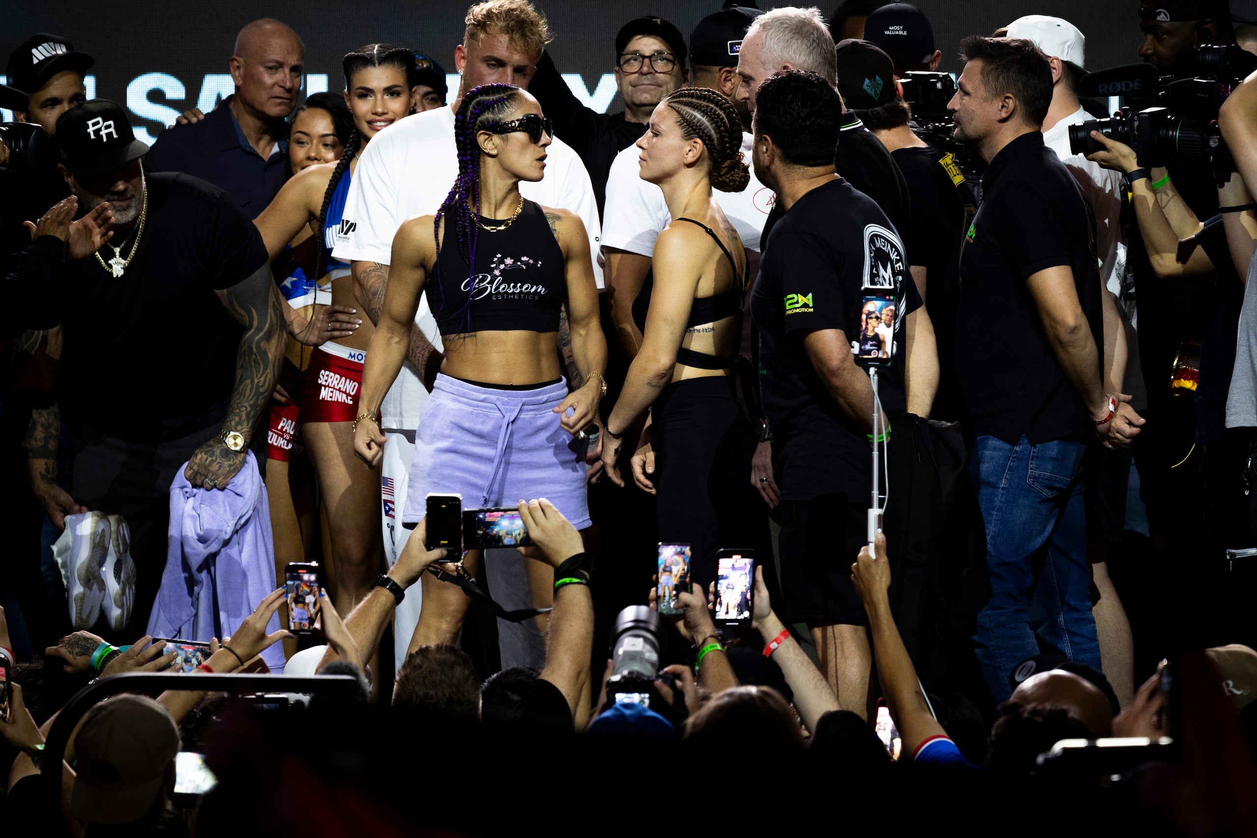 Este fue uno de los pocos segundos que Amanda Serrano miró cara a cara a su rival en el pesaje del viernes, al que acudió con gafas pretendiendo esconder el malestar que tenía en el ojo y el que no esperaba entonces le fuera a costar no recibir el permiso final para pelear el sábado.