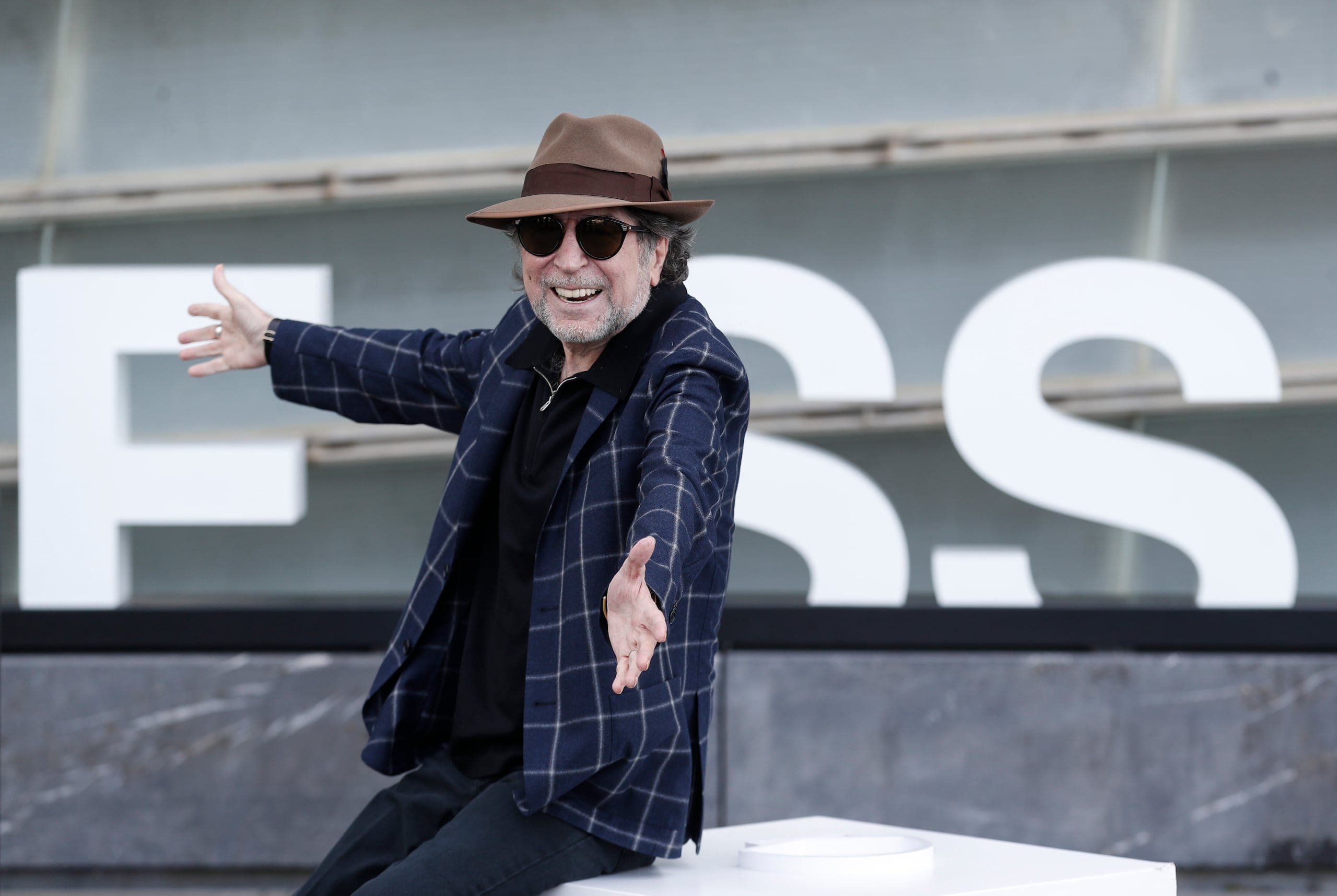 Las partes demandaronn por la violación de los derechos de imagen y publicidad del artista y por los daños sufridos debido al uso no autorizado de su nombre en la campaña publicitaria 'Experiencia Joaquín Sabina'.