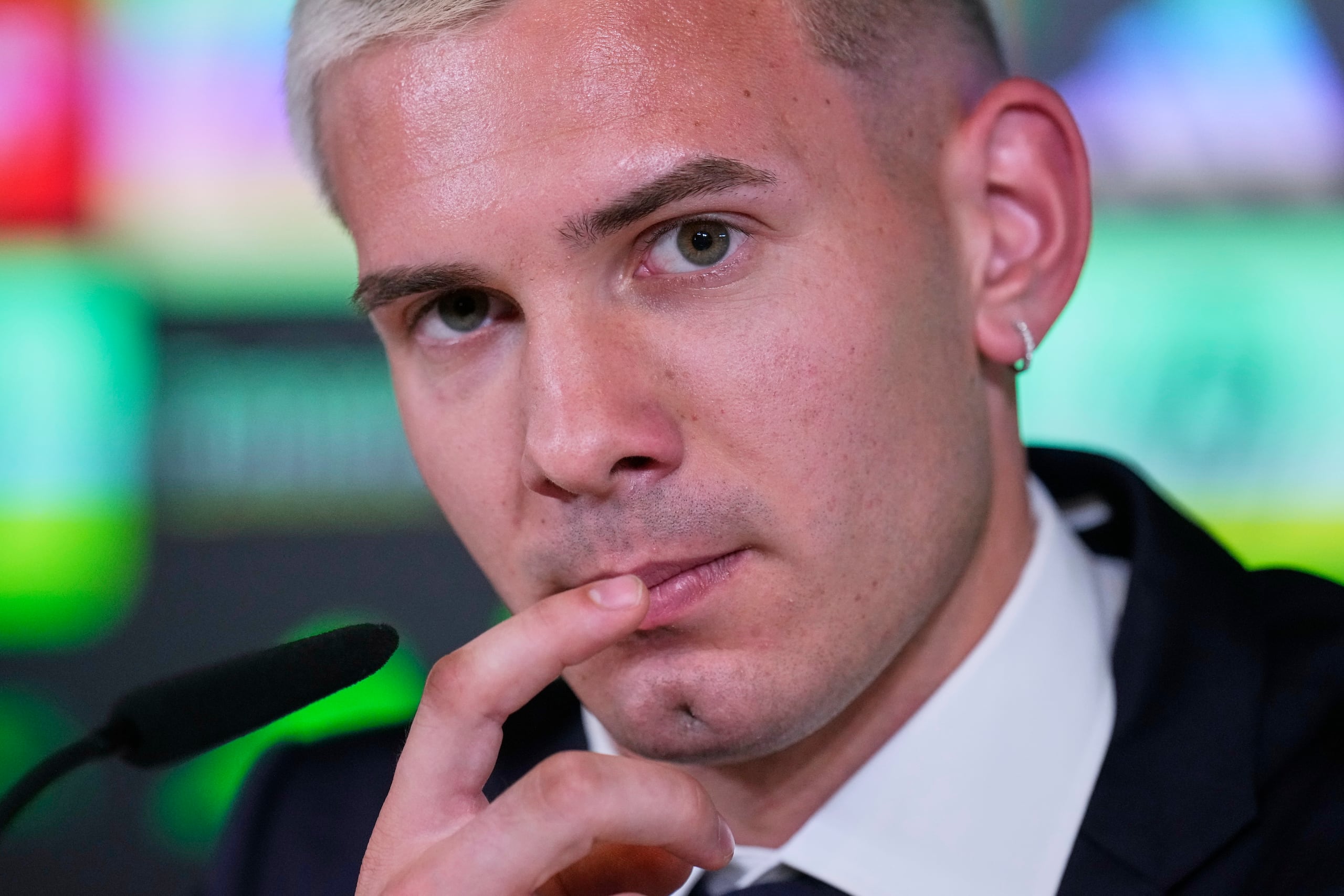 El delantero argentino Franco Mastantuono durante la rueda de prensa de su presentación como jugador del Real Madrid, el jueves 14 de agosto de 2025, en Madrid. (AP Foto/Manu Fernández)