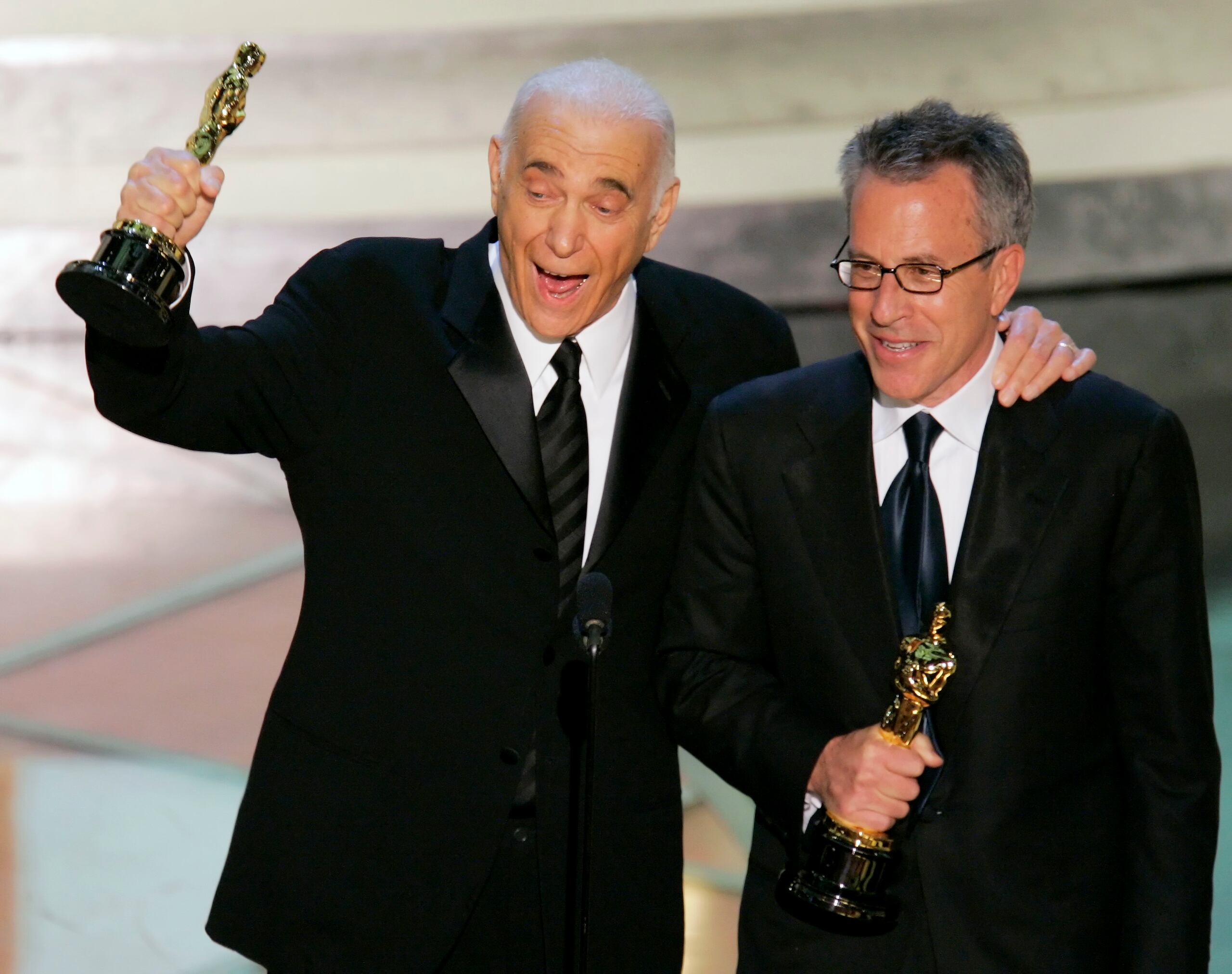 Albert S. Ruddy, izquierda junto a Tom Rosenberg durante la ceremonia de entrega de los premios Óscar del 2005, donde fueron galardonados con el premio al mejor productor por "Million Dollar Baby".