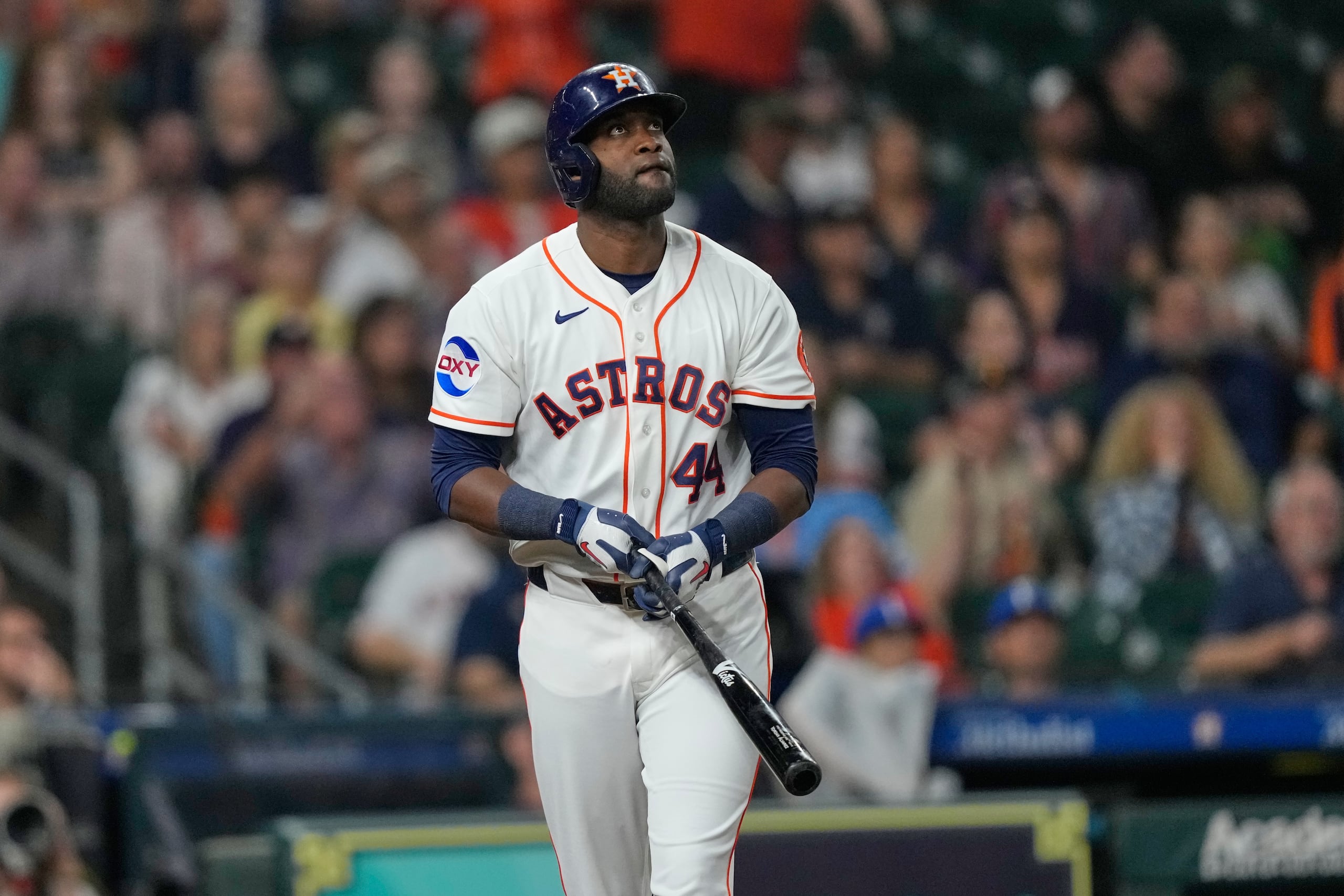 Yordan Álvarez, de los Astros de Houston, observa su jonrón contra los Royals de Kansas City.